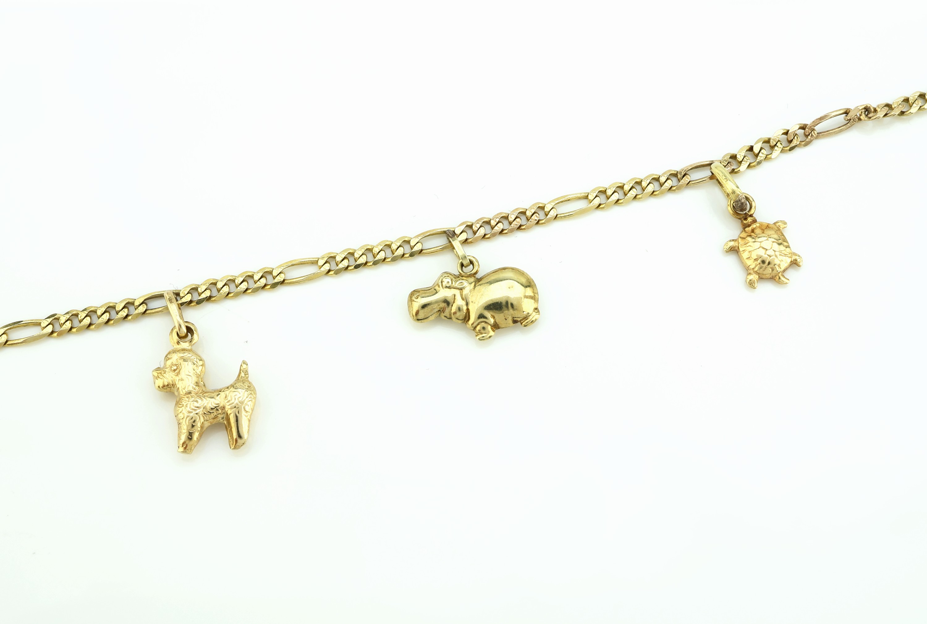 14 kt Gold Armband, GG 585/000, L. ca. 19.5cm, 3 bewegl. Anhänger in GG 585/000, 1 x Hund, 1 x Flusspferd, 1 x Schildkröte, ca. 6.3g, ...