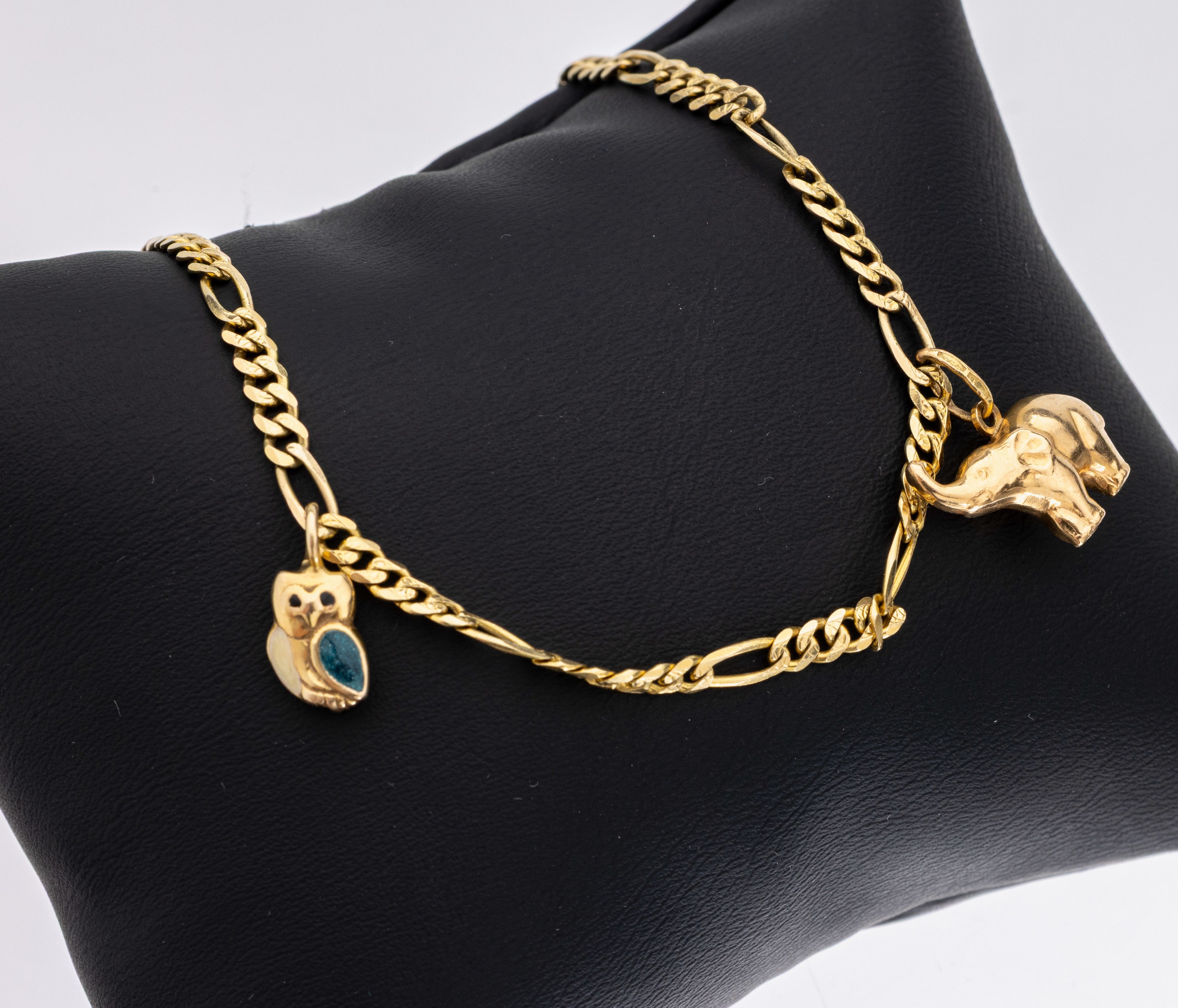 14 kt Gold Armband, GG 585/000, L. ca. 20 cm, 2 bewegl. Abhängungen, 1 x Elefant, GG 750/000, und 1 x Eule, GG 585/000, ca. 6.3 g