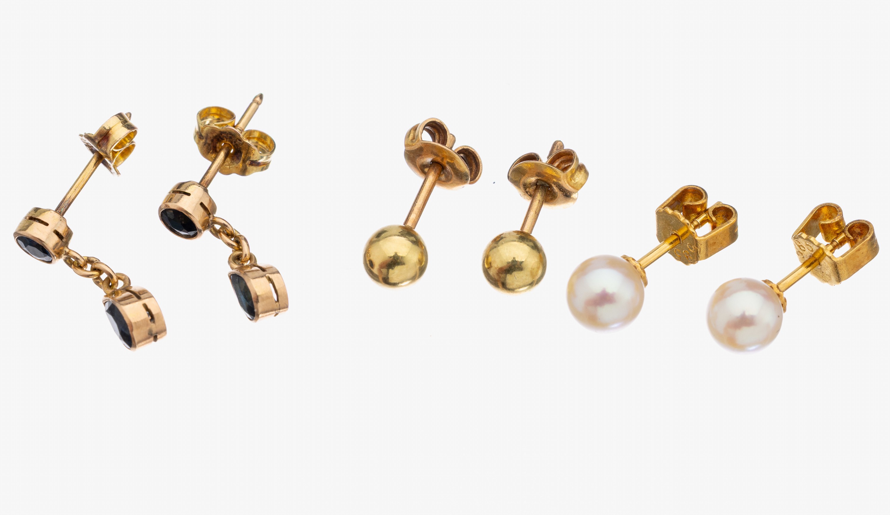 Konvolut 3 Paar 14 kt Gold Ohrstecker, GG 585/000, 1 x schlicht mit Kugel, D. ca. 4.9 mm, 1 x mit Akoyazuchtperlen, D. ca. 5.8 mm, und 1 x mit ...