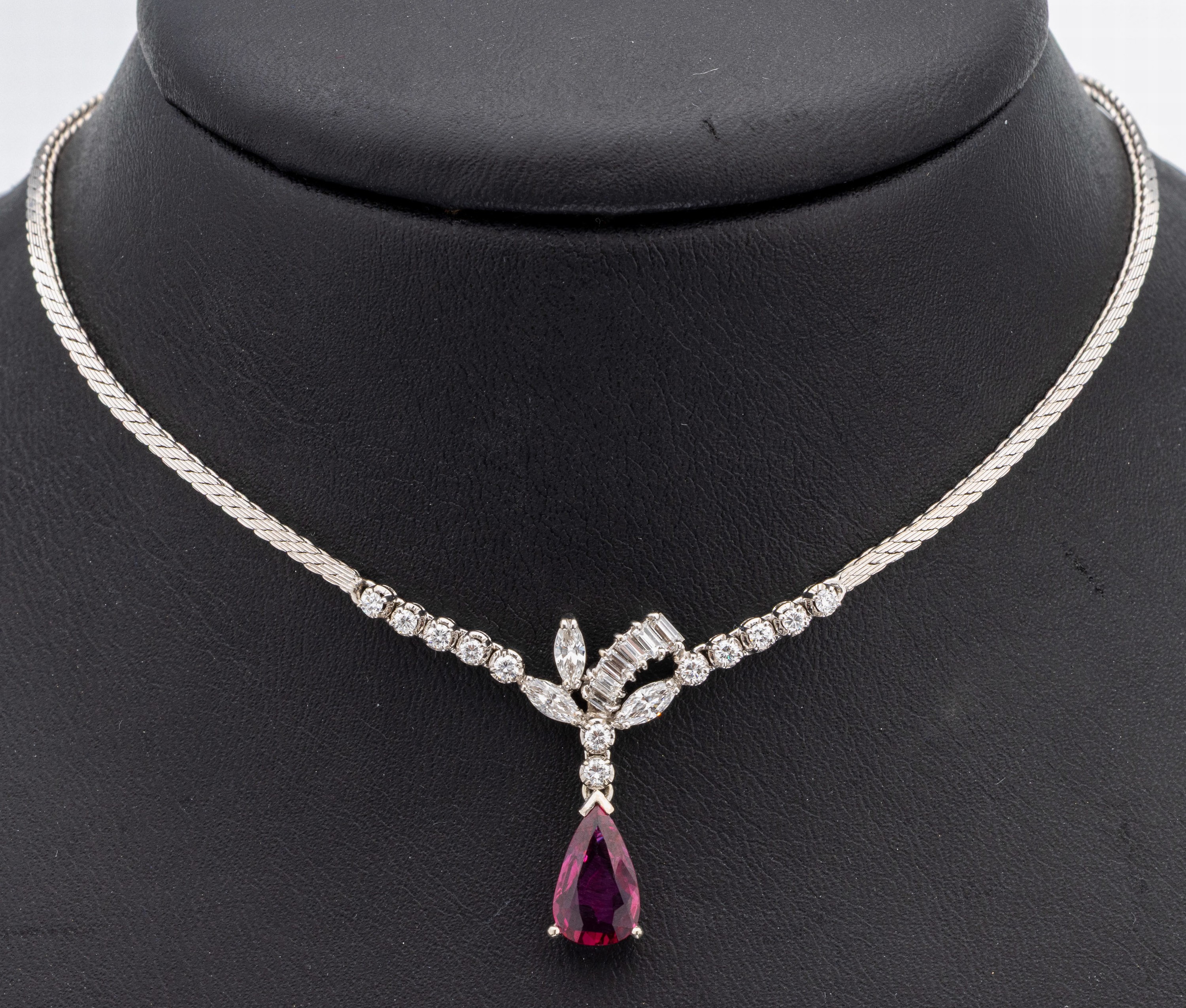 14 kt Gold Diamant-Rubin-Collier, WG 585/000 gepr., Mittelteil mit 12 Brillanten, 3Diamant-Navettes und 6 Diamant-Baguettes zus. ca. 1.20 ct feines ...