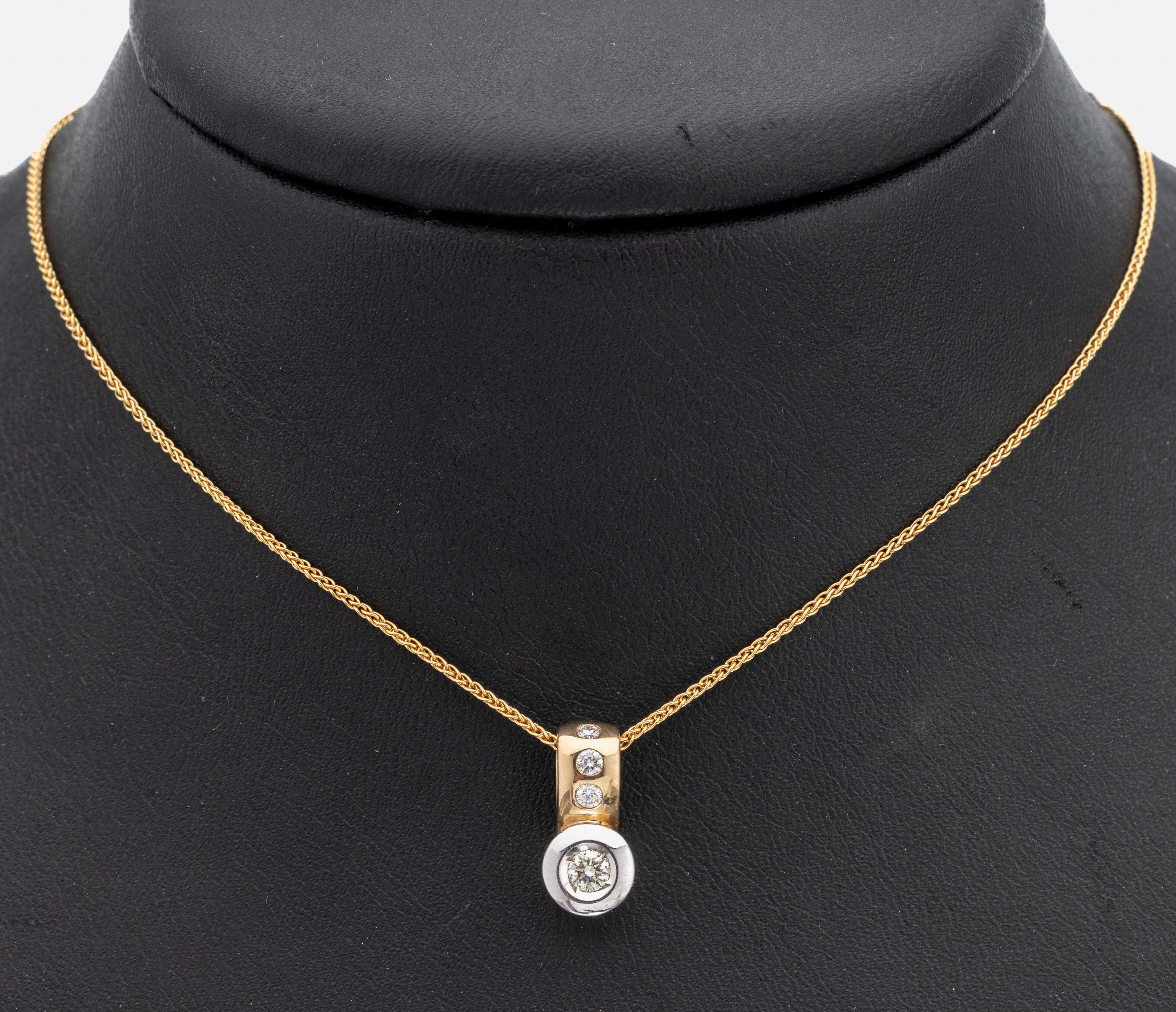14 kt Gold Brillant-Anhänger, WG/GG 585/000, in WG gefasster Brillant ca. 0.15 ct l.get.Weiß/vs, Öse mit 3 Brillanten zus. ca. 0.05 ct ...