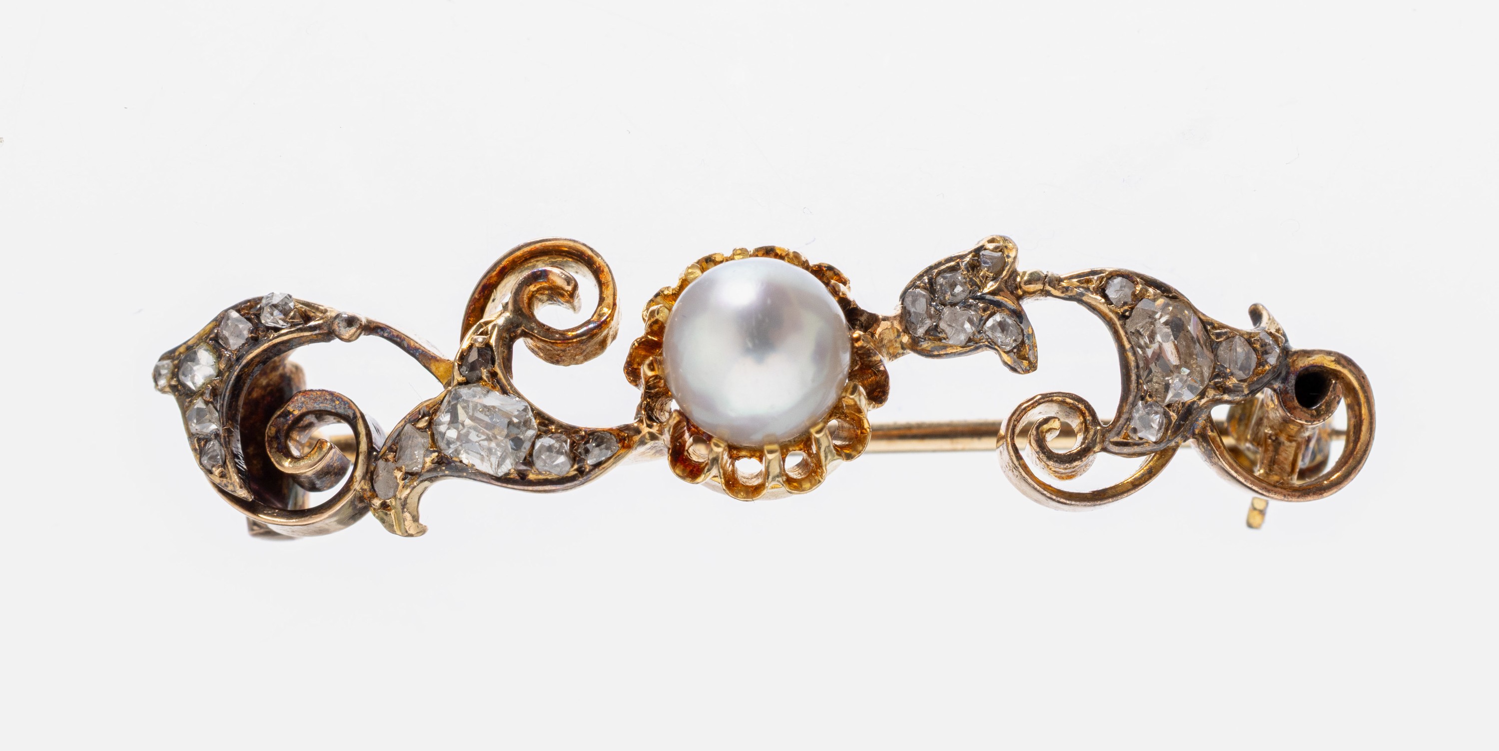 14 kt Gold Diamant-Perl-Brosche, um 1880-1900, GG 585/000 gepr., geschwungen, 2 Altschliffdiamanten und 20 Diamantrosen zus. ca. 0.80 ct ...