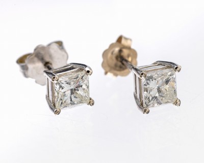 Image 26931081 - Paar 14 kt Gold Diamant-Ohrstecker, WG 585/000, 2 Princess Cut Diamanten zus. ca. 1.0 ...