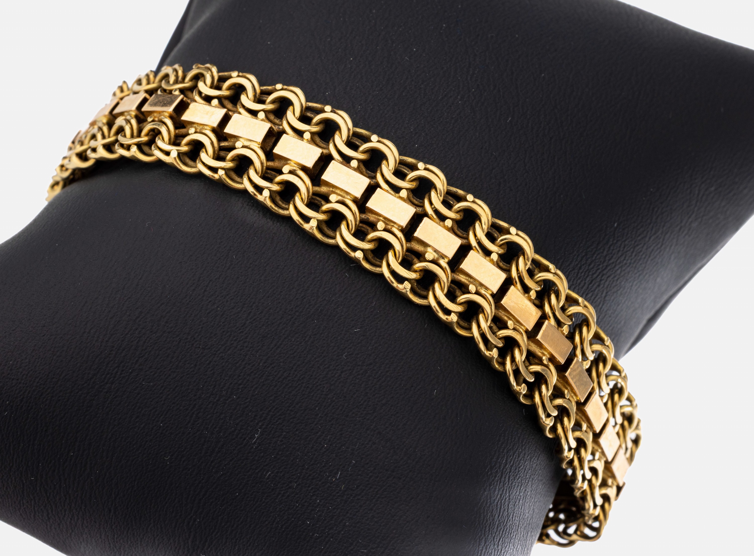 18 kt Gold Armband, GG 750/000, B. ca. 1.4 cm, L. ca. 19 cm, Kastenschloss mit 2 Sicherheitsachten, ca. 31.3 g