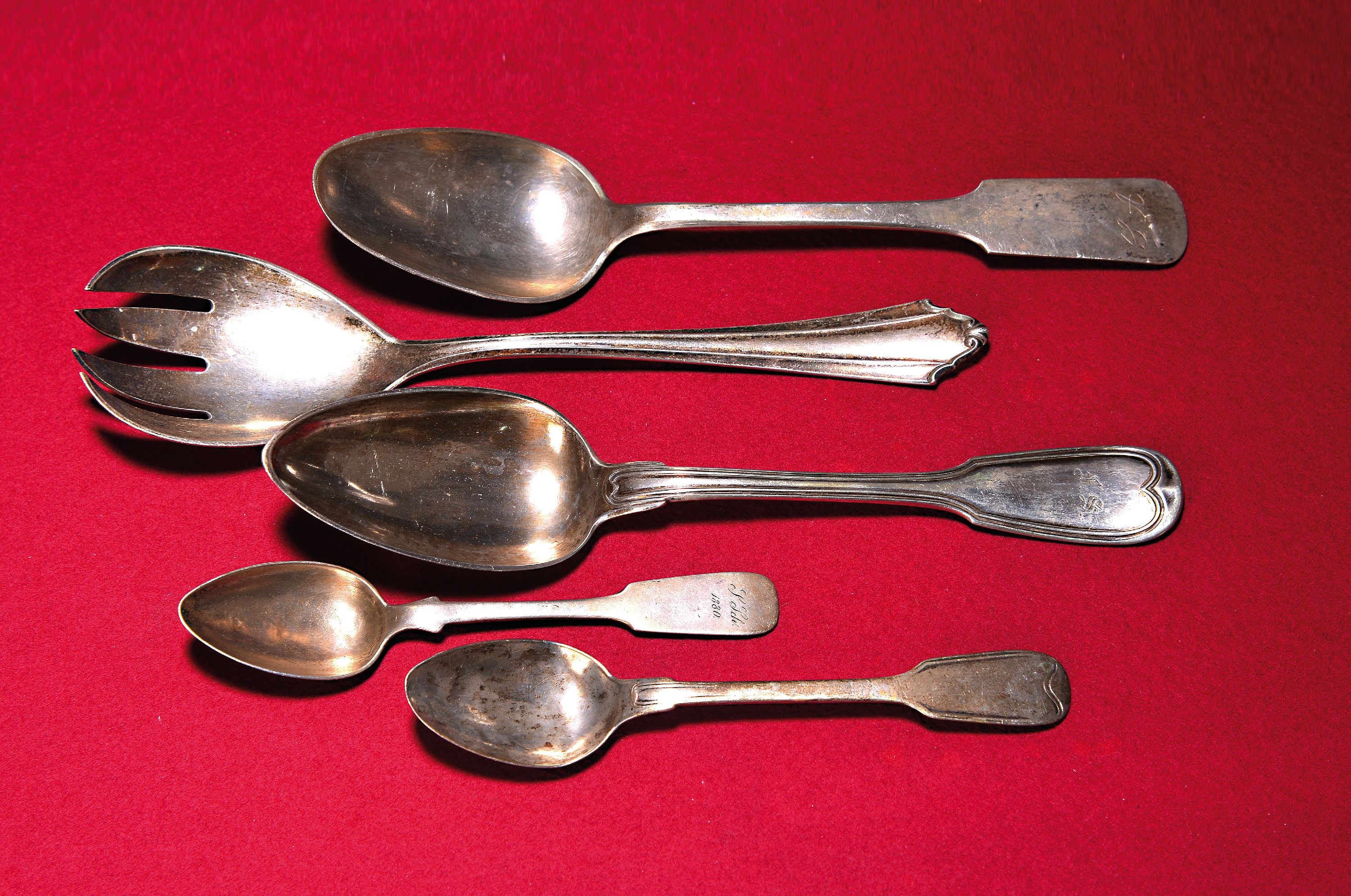 4 Löffel und eine Salatgabel, deutsch, 19.Jh. , 2 Kaffeelöffel 1x Hamburg 19.Jh. nachdatiert 1880; 2 Menülöffel: 1x 18./19.Jh 13 Lot Meistermarke ...