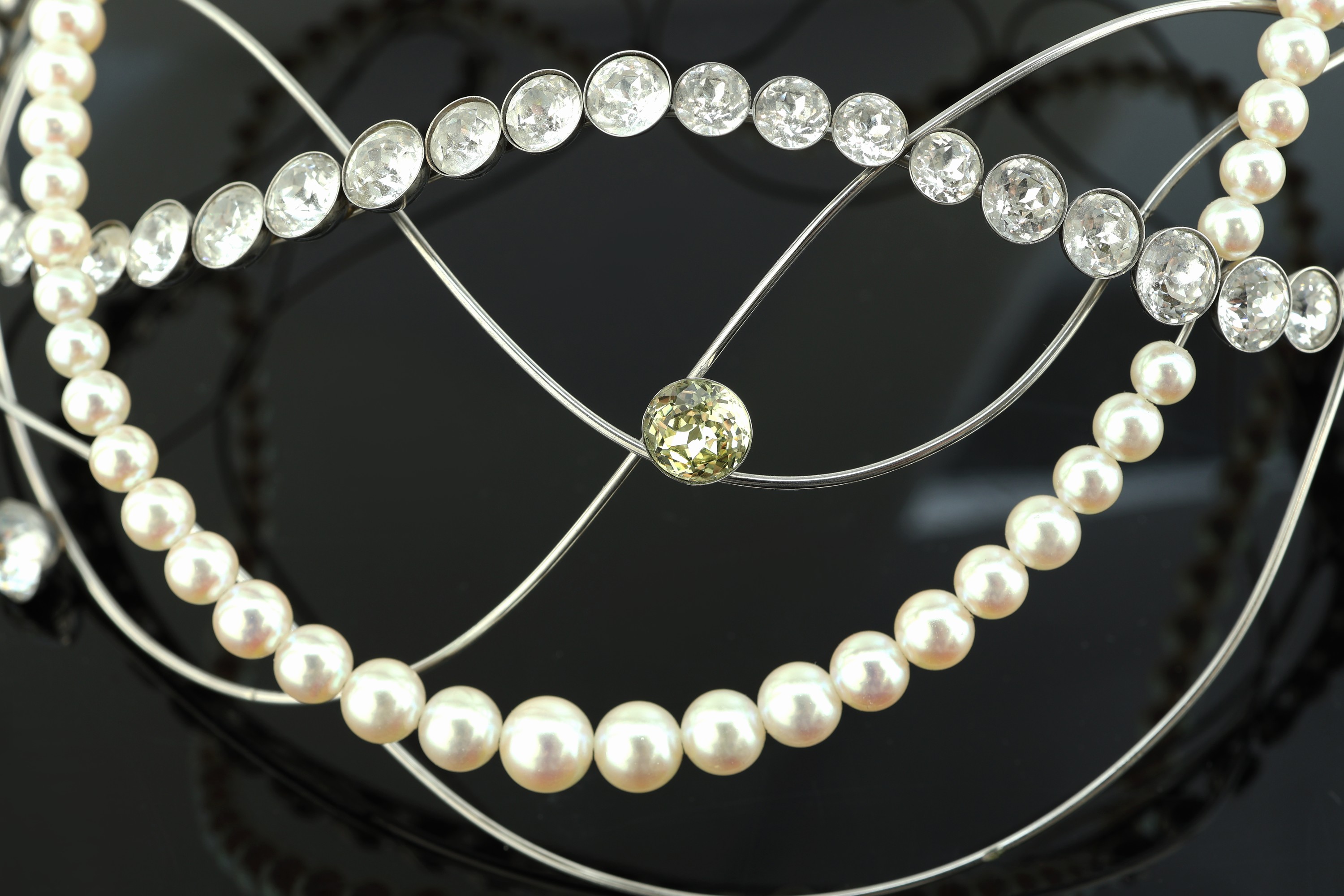 Detail a: Designercollier SIEGFRIED MÄNNLE, 5 Edelstahldrähte in sich asymm. versetzt verflochten, Swarovski-Glassteine und Perlen in sich verschlungen und ...