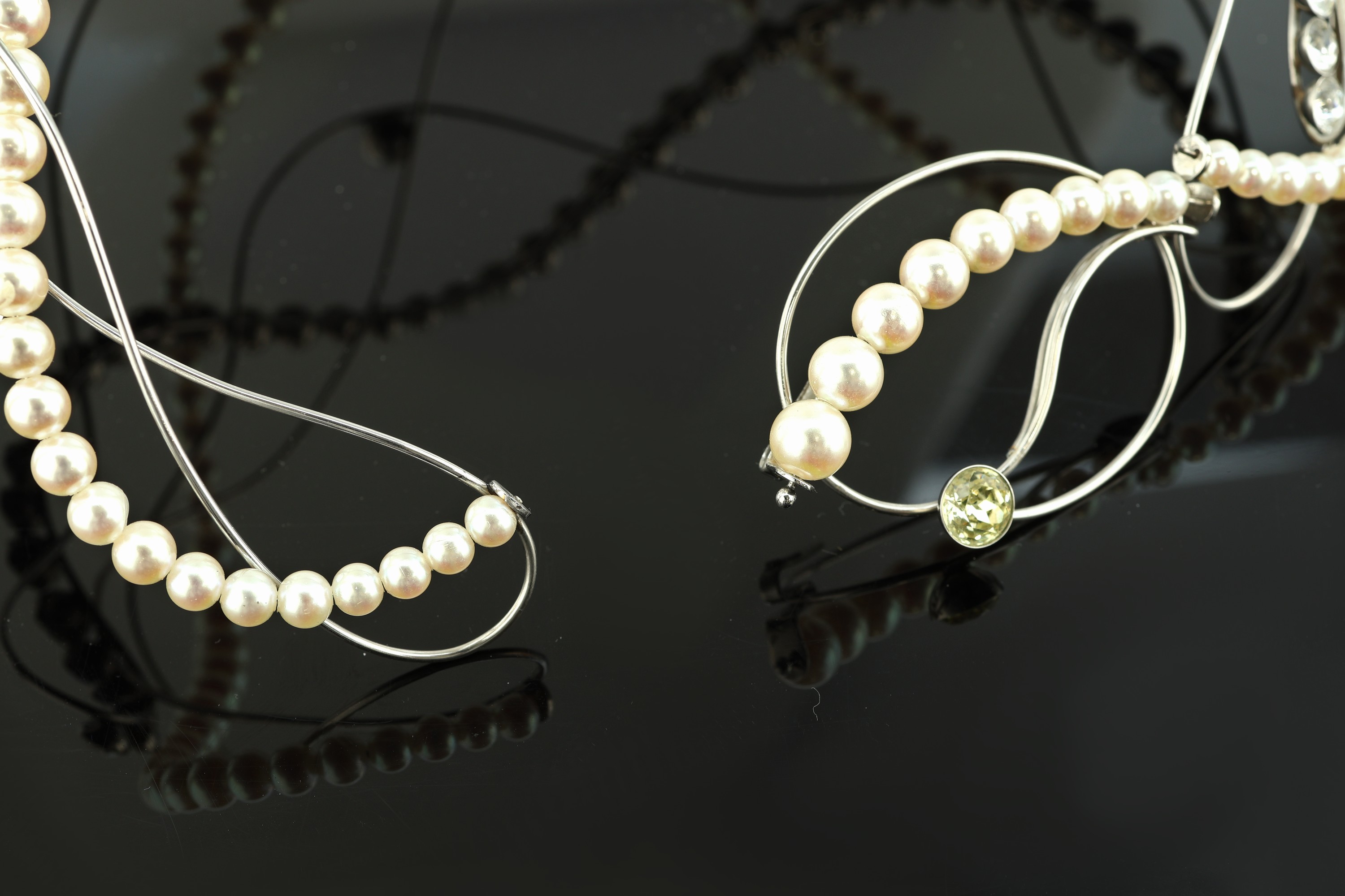 Detail b: Designercollier SIEGFRIED MÄNNLE, 5 Edelstahldrähte in sich asymm. versetzt verflochten, Swarovski-Glassteine und Perlen in sich verschlungen und ...