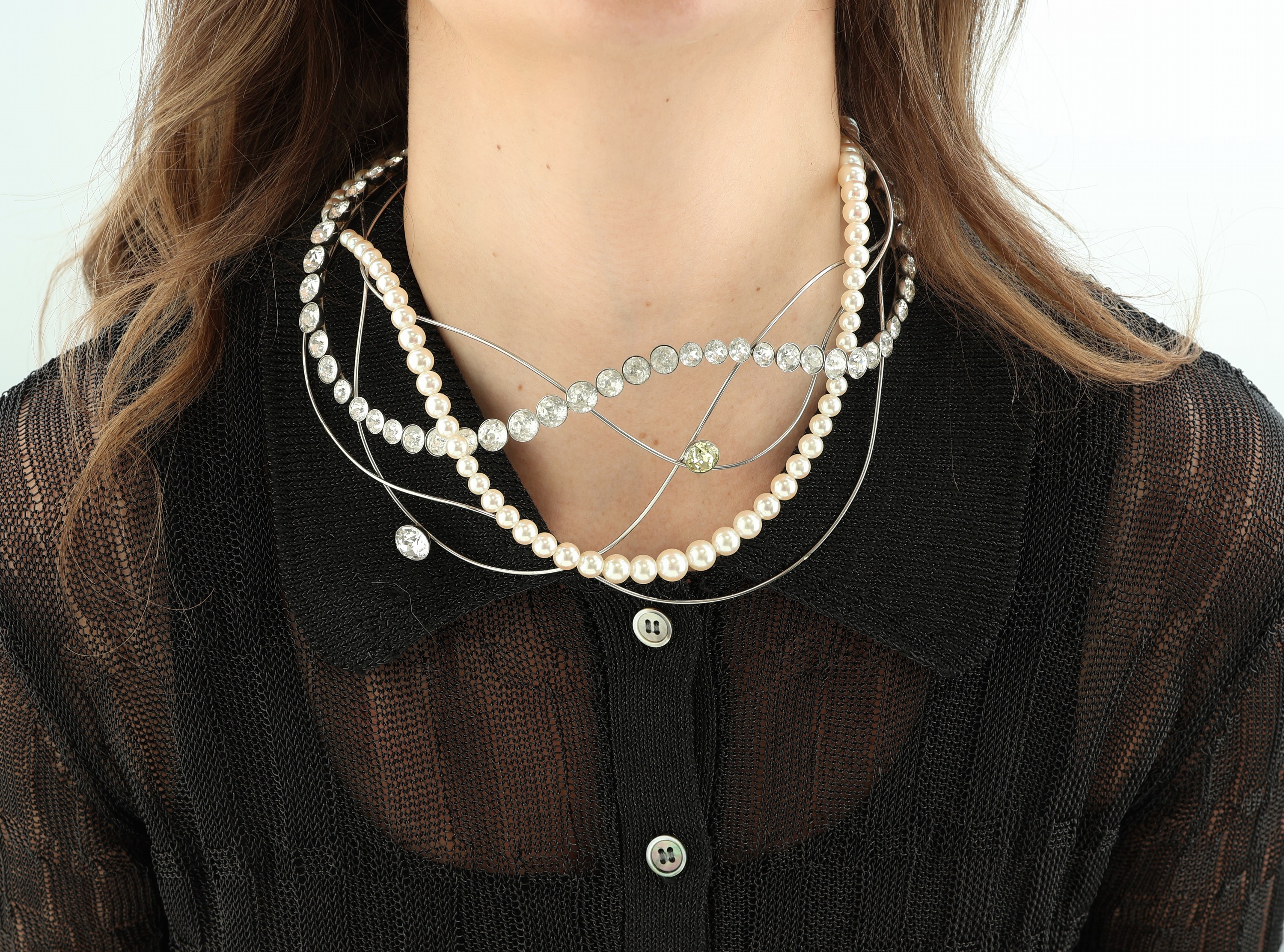 Detail c: Designercollier SIEGFRIED MÄNNLE, 5 Edelstahldrähte in sich asymm. versetzt verflochten, Swarovski-Glassteine und Perlen in sich verschlungen und ...