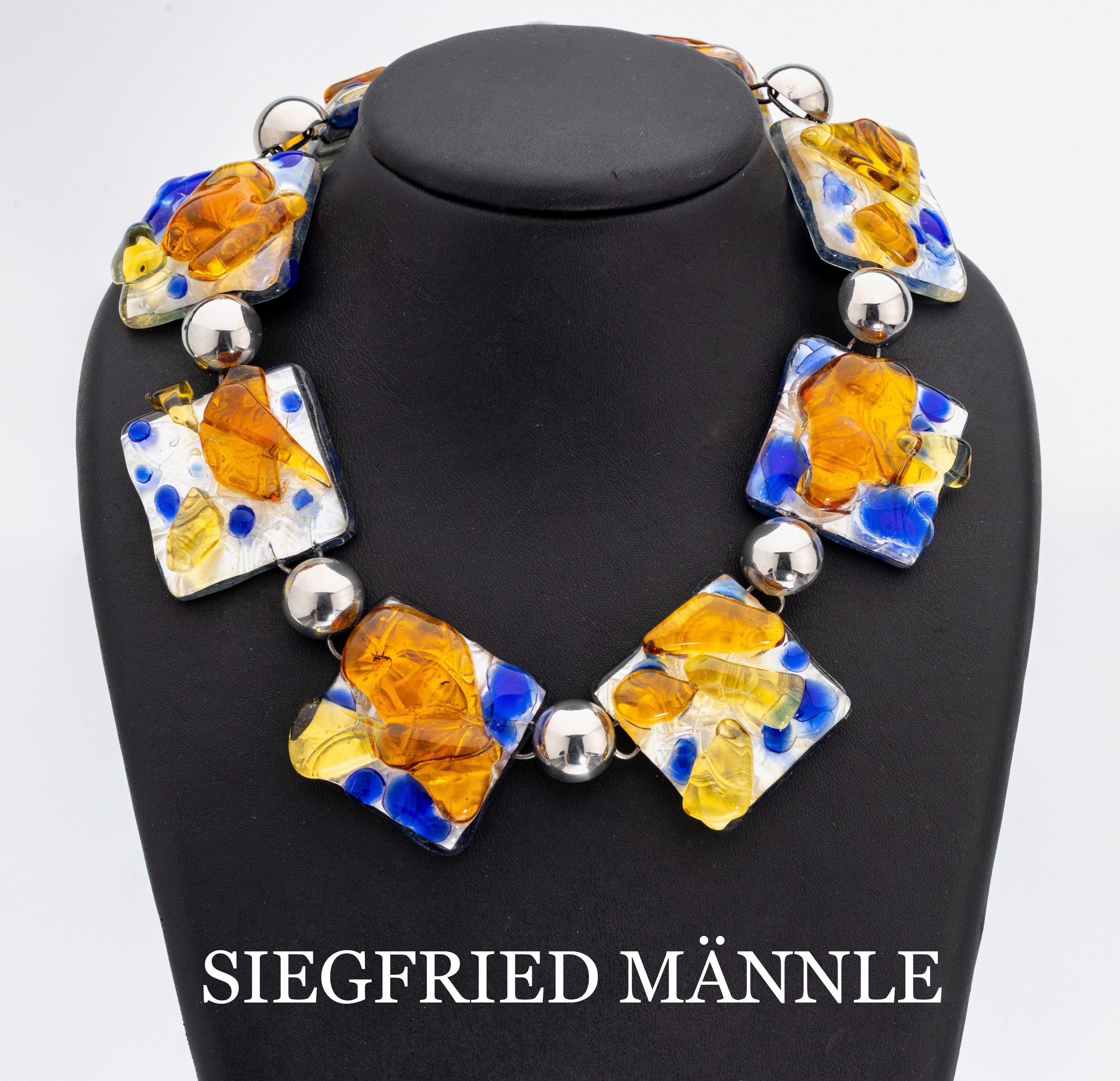 Collier, SIEGFRIED MÄNNLE (1912-2005), 1980er Jahre, 8-Schmuckplatten, Silberfolie im Relief als Glasemail aufgefasst, Verbindungsstücke zwischen ...