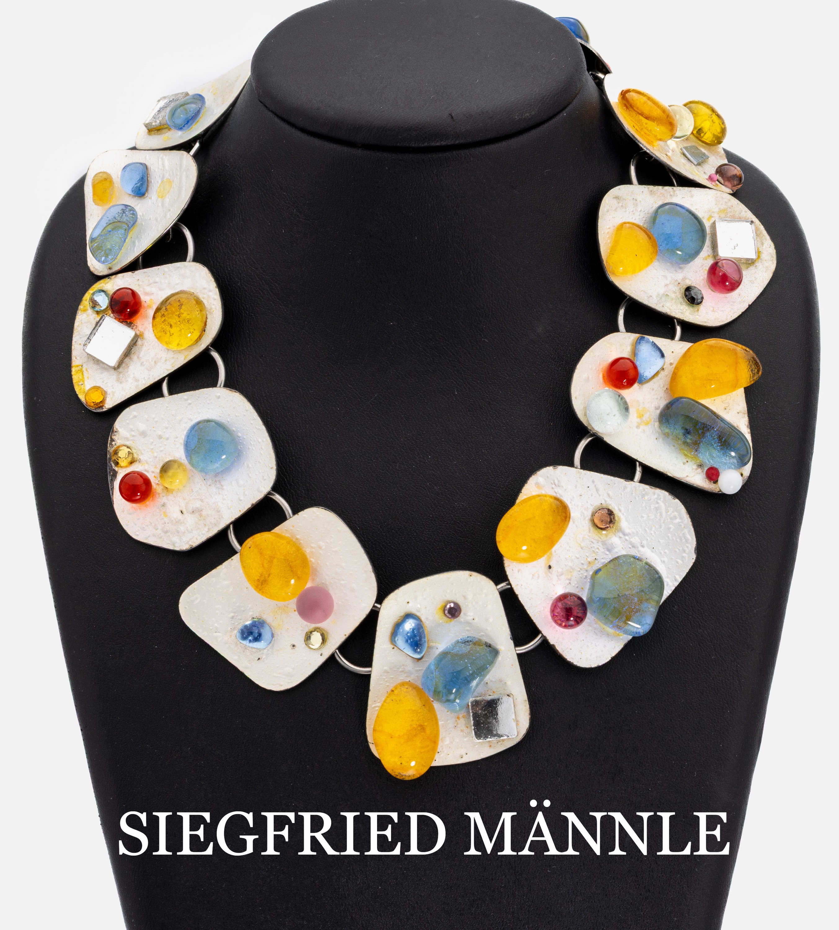 SIEGFREID MÄNNLE Collier, um 1965, konkave Edelstahlplatte, Silberfolie, transparent farblos emailliert, aufgelegte Email- bzw. Glastropfen mit ...