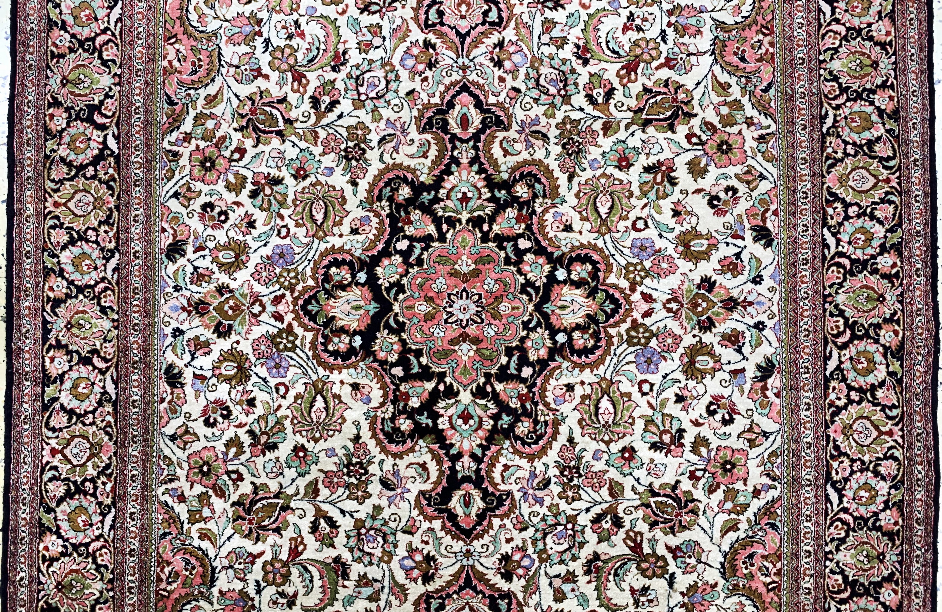 Detail b: Ghom Seide fein, Persien, Mitte 20.Jhd., reine Naturseide, ca. 204 x 133 cm, EHZ: 2