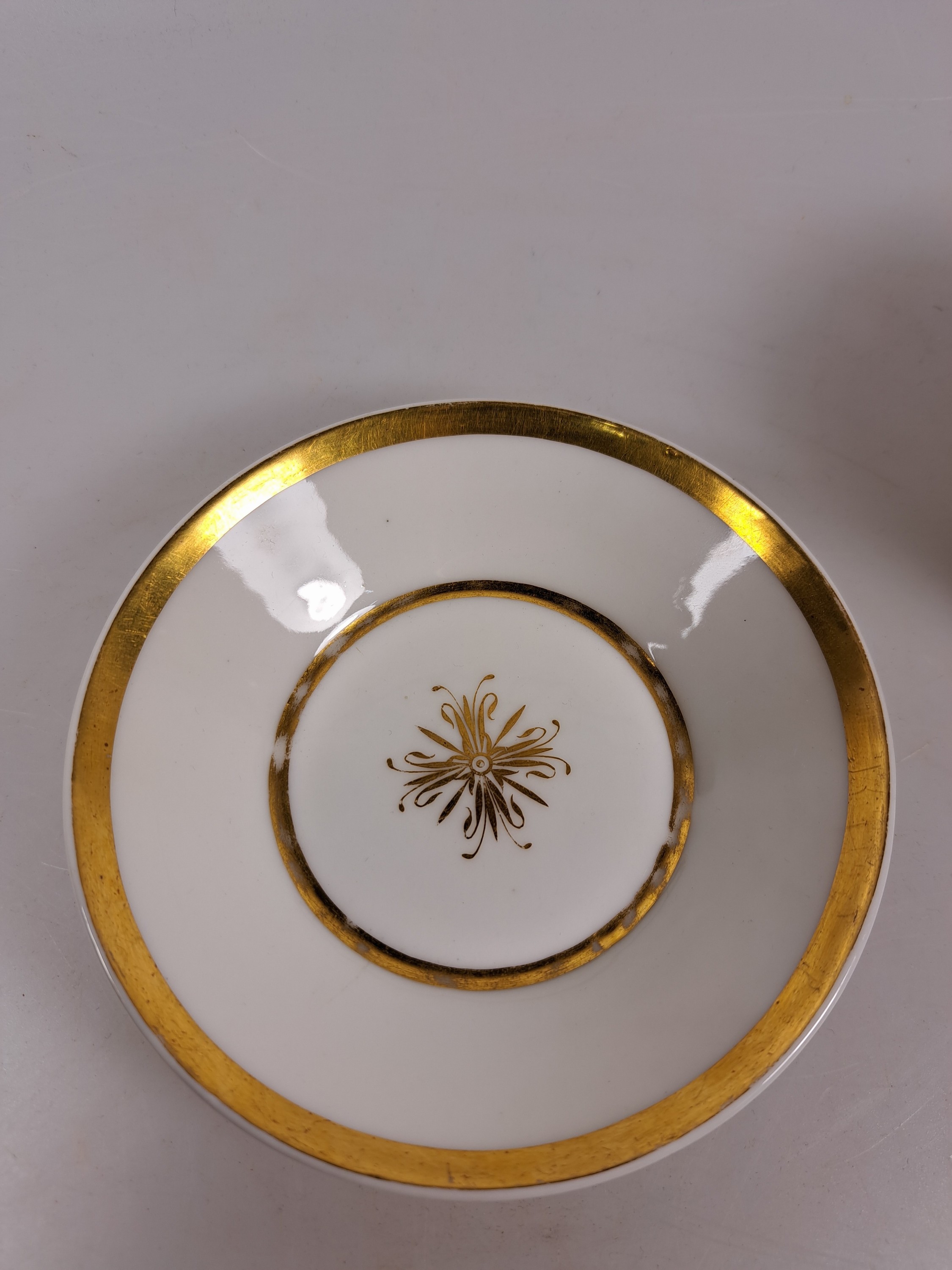 Detail e: Zwei Sammel- bzw. Freundschaftstassen, deutsch und französisch, 19.Jh., Porzellan, 1x Ansichtentasse mit Deckel und UT ...