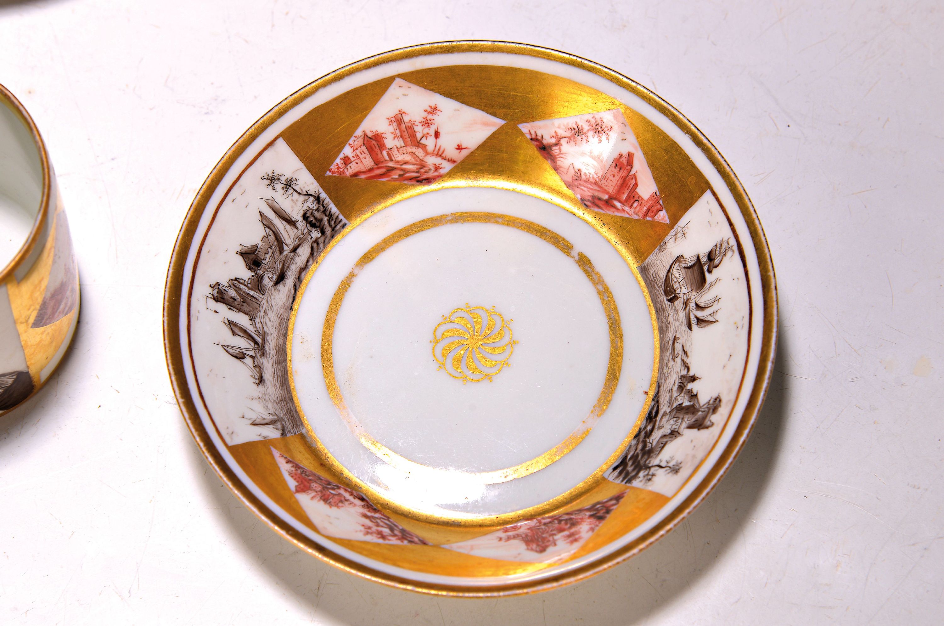 Detail a: Zwei Sammel- bzw. Freundschaftstassen, Wallendorf, 1787-1833, Porzellan, reiche Goldstaffage, 1x Tasse mit UT, Bildkartuschen mit ...