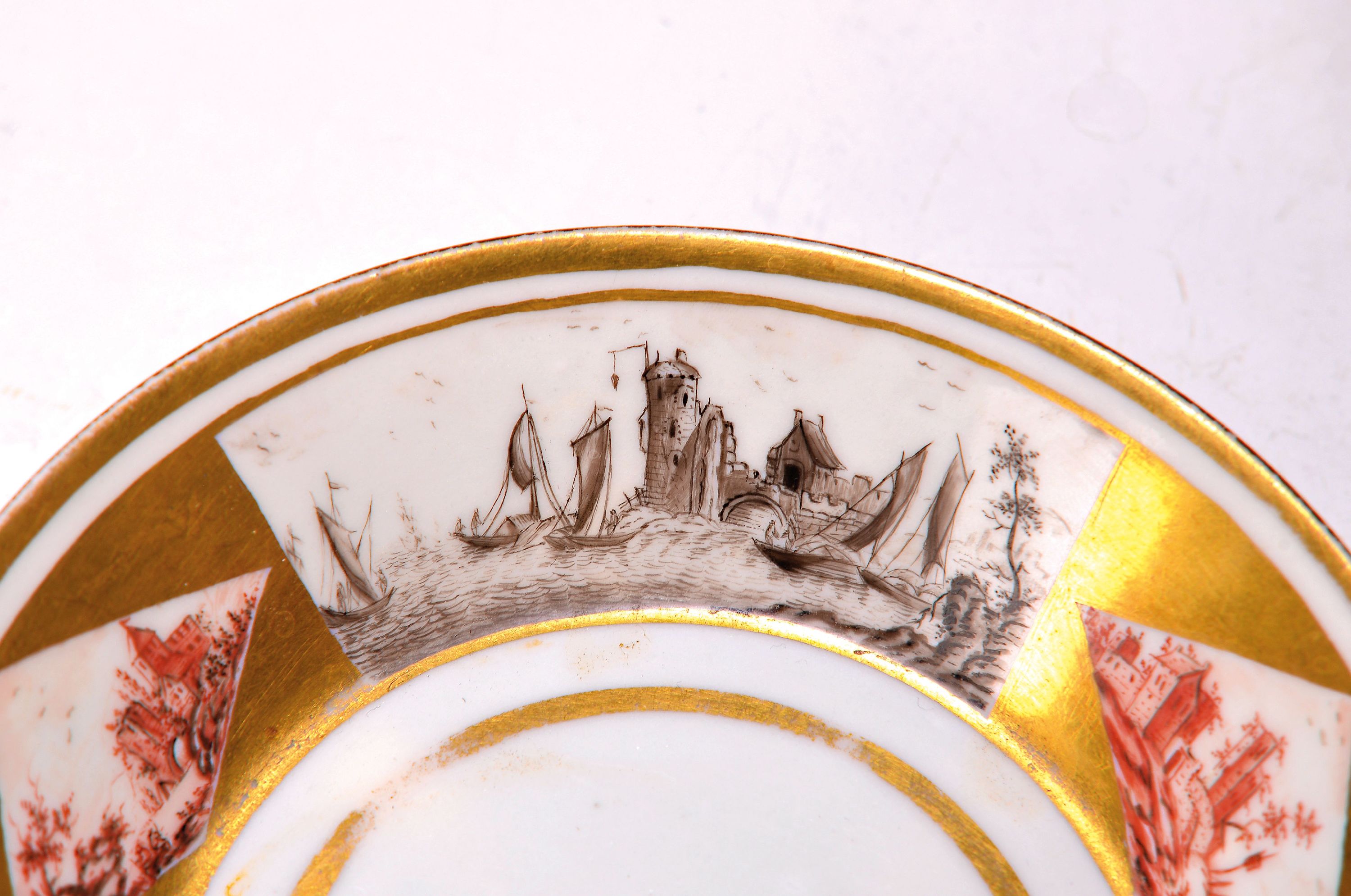 Detail b: Zwei Sammel- bzw. Freundschaftstassen, Wallendorf, 1787-1833, Porzellan, reiche Goldstaffage, 1x Tasse mit UT, Bildkartuschen mit ...