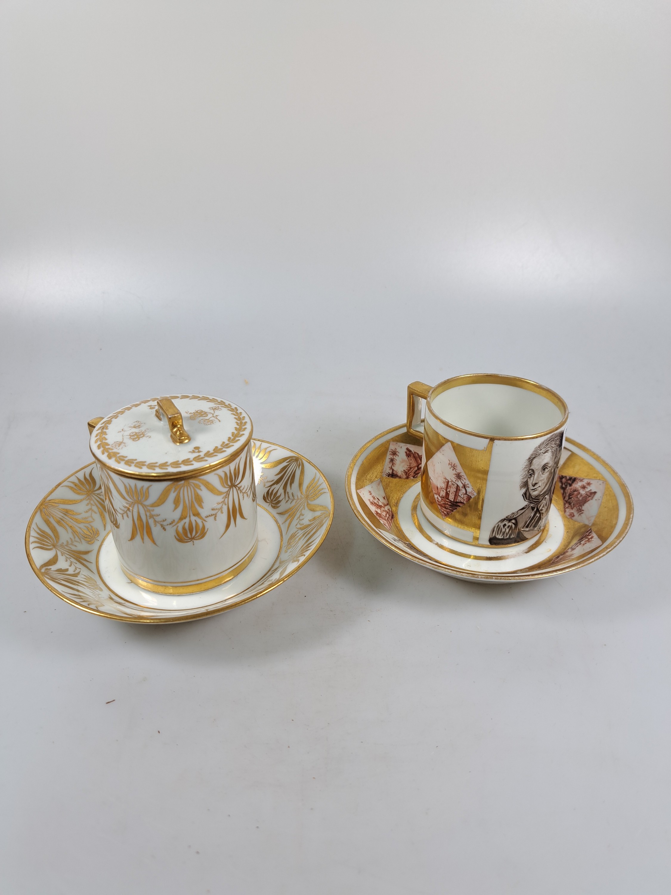 Detail c: Zwei Sammel- bzw. Freundschaftstassen, Wallendorf, 1787-1833, Porzellan, reiche Goldstaffage, 1x Tasse mit UT, Bildkartuschen mit ...