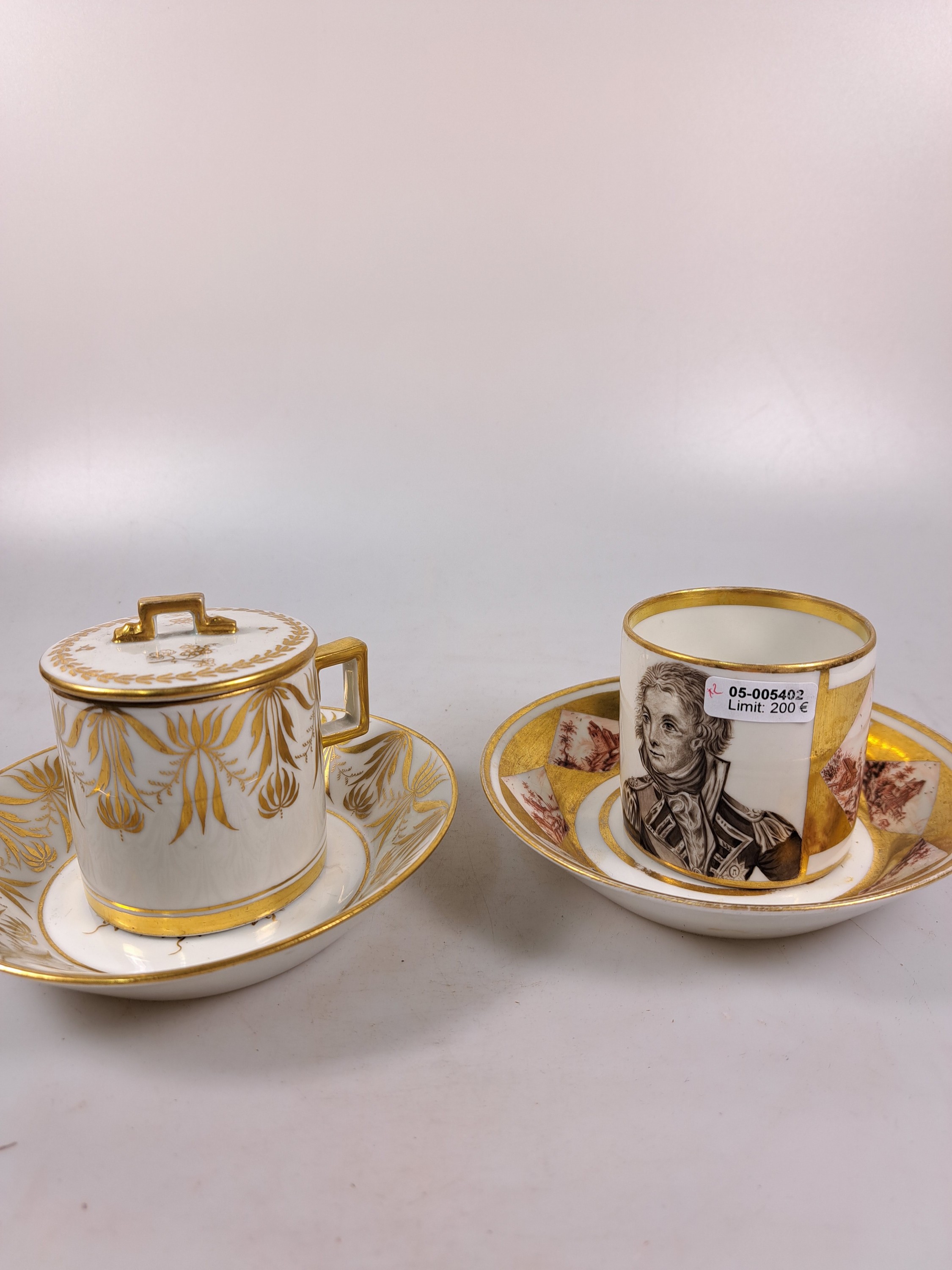 Detail d: Zwei Sammel- bzw. Freundschaftstassen, Wallendorf, 1787-1833, Porzellan, reiche Goldstaffage, 1x Tasse mit UT, Bildkartuschen mit ...