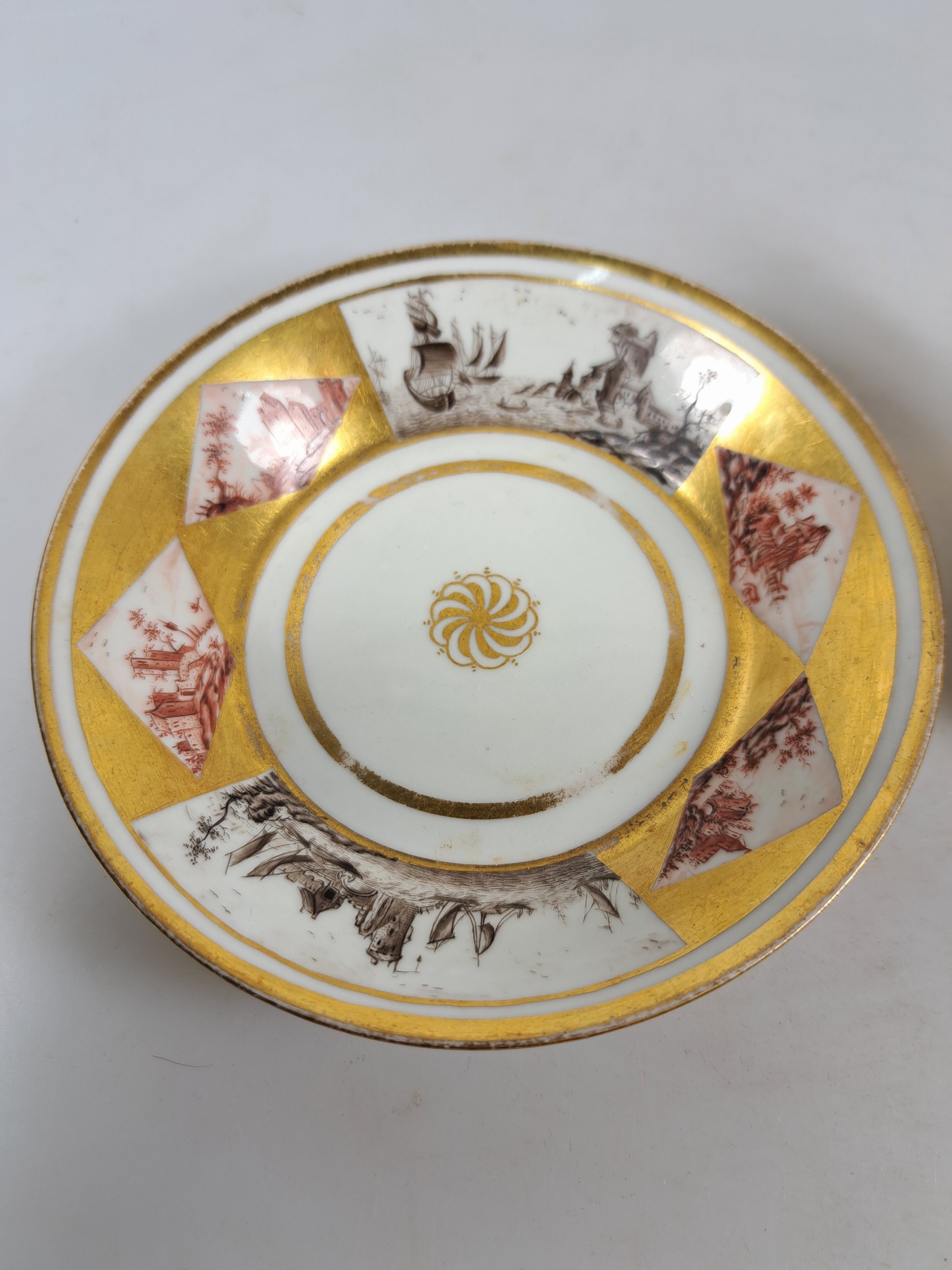 Detail e: Zwei Sammel- bzw. Freundschaftstassen, Wallendorf, 1787-1833, Porzellan, reiche Goldstaffage, 1x Tasse mit UT, Bildkartuschen mit ...