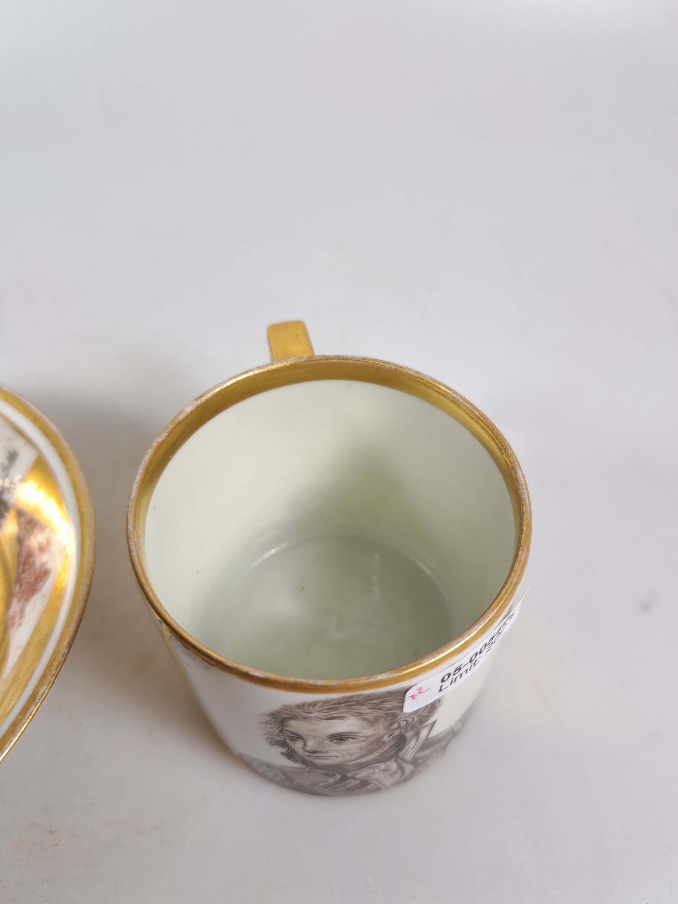 Detail f: Zwei Sammel- bzw. Freundschaftstassen, Wallendorf, 1787-1833, Porzellan, reiche Goldstaffage, 1x Tasse mit UT, Bildkartuschen mit ...