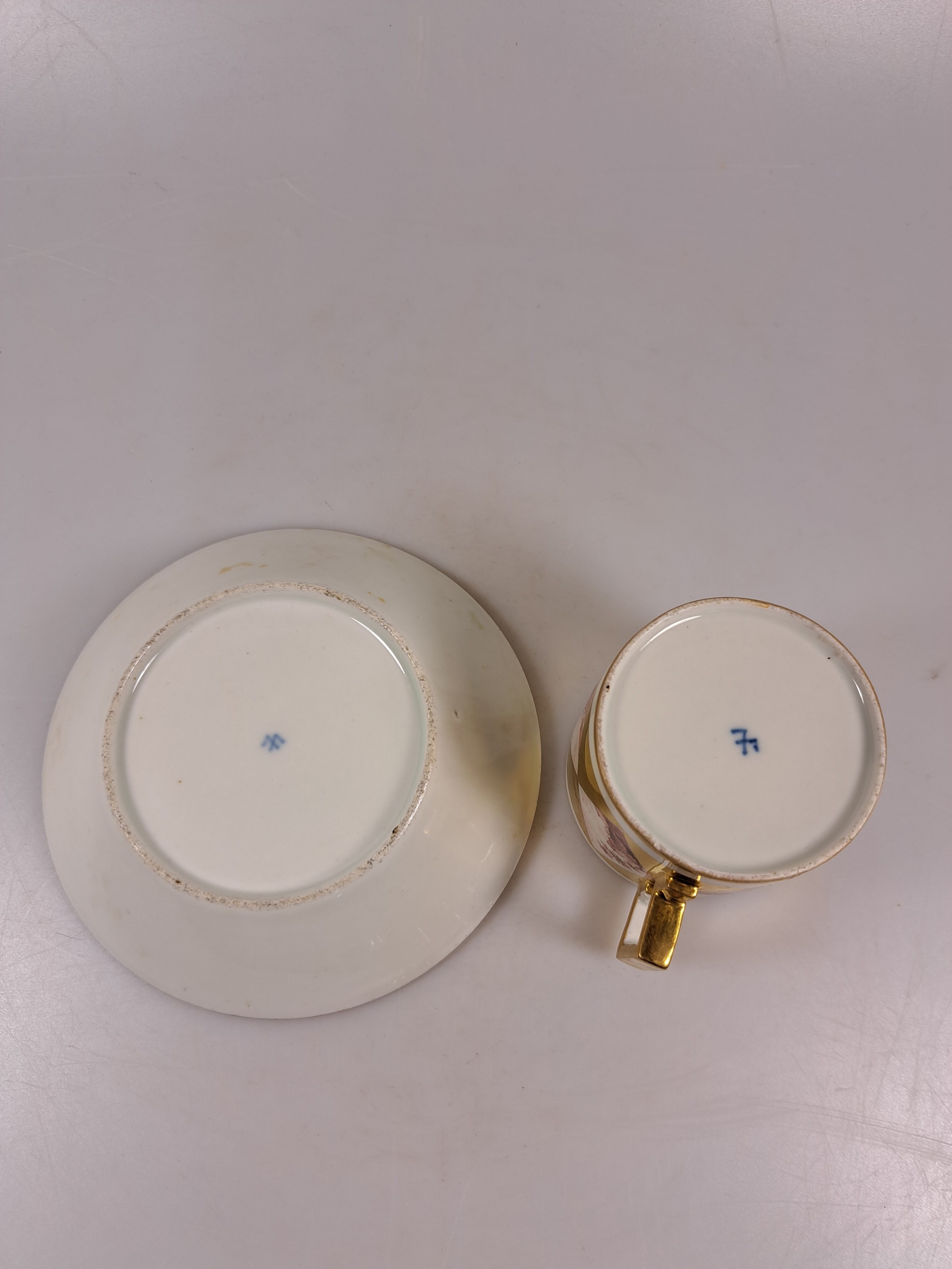 Detail g: Zwei Sammel- bzw. Freundschaftstassen, Wallendorf, 1787-1833, Porzellan, reiche Goldstaffage, 1x Tasse mit UT, Bildkartuschen mit ...