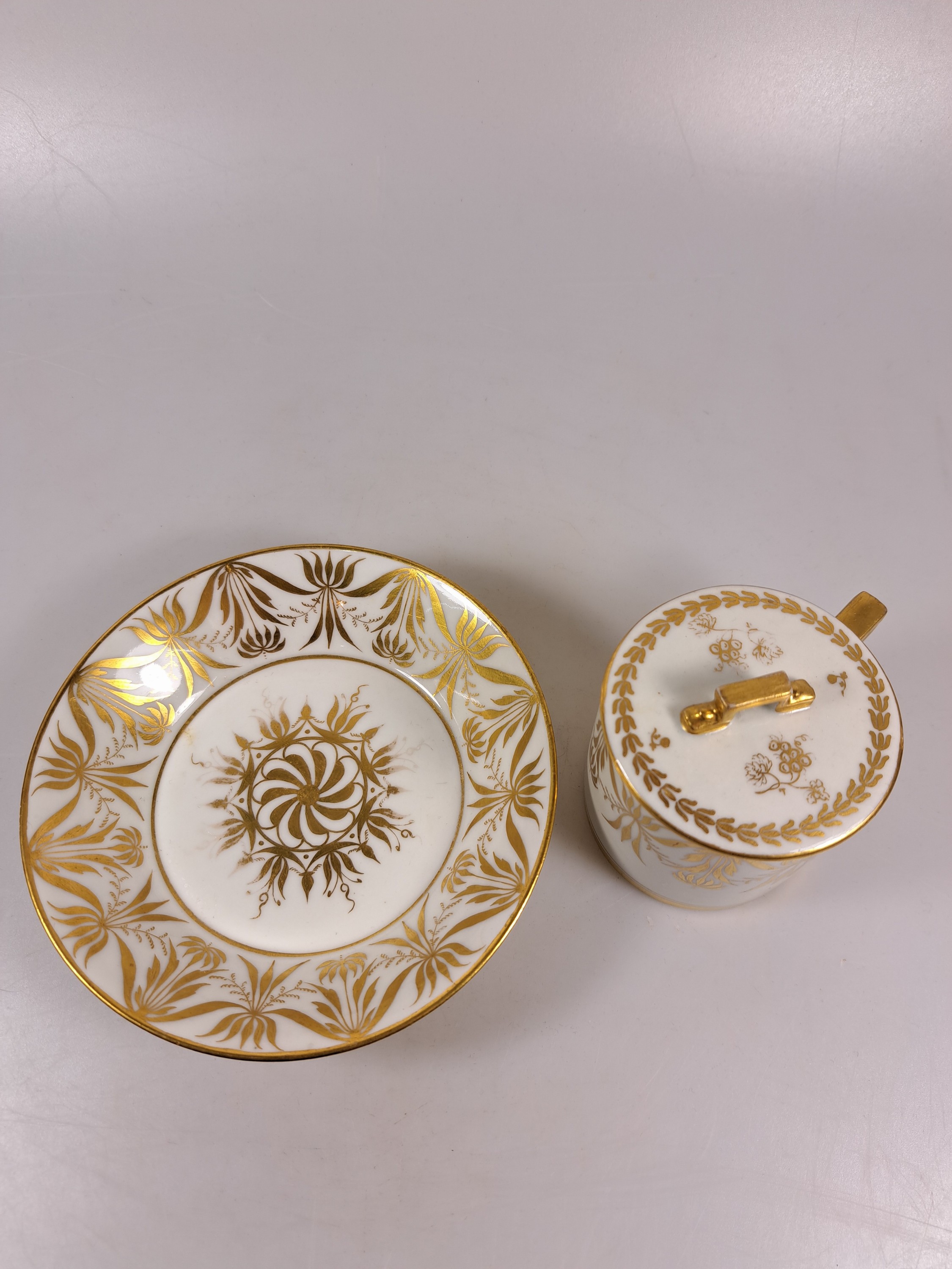 Detail h: Zwei Sammel- bzw. Freundschaftstassen, Wallendorf, 1787-1833, Porzellan, reiche Goldstaffage, 1x Tasse mit UT, Bildkartuschen mit ...