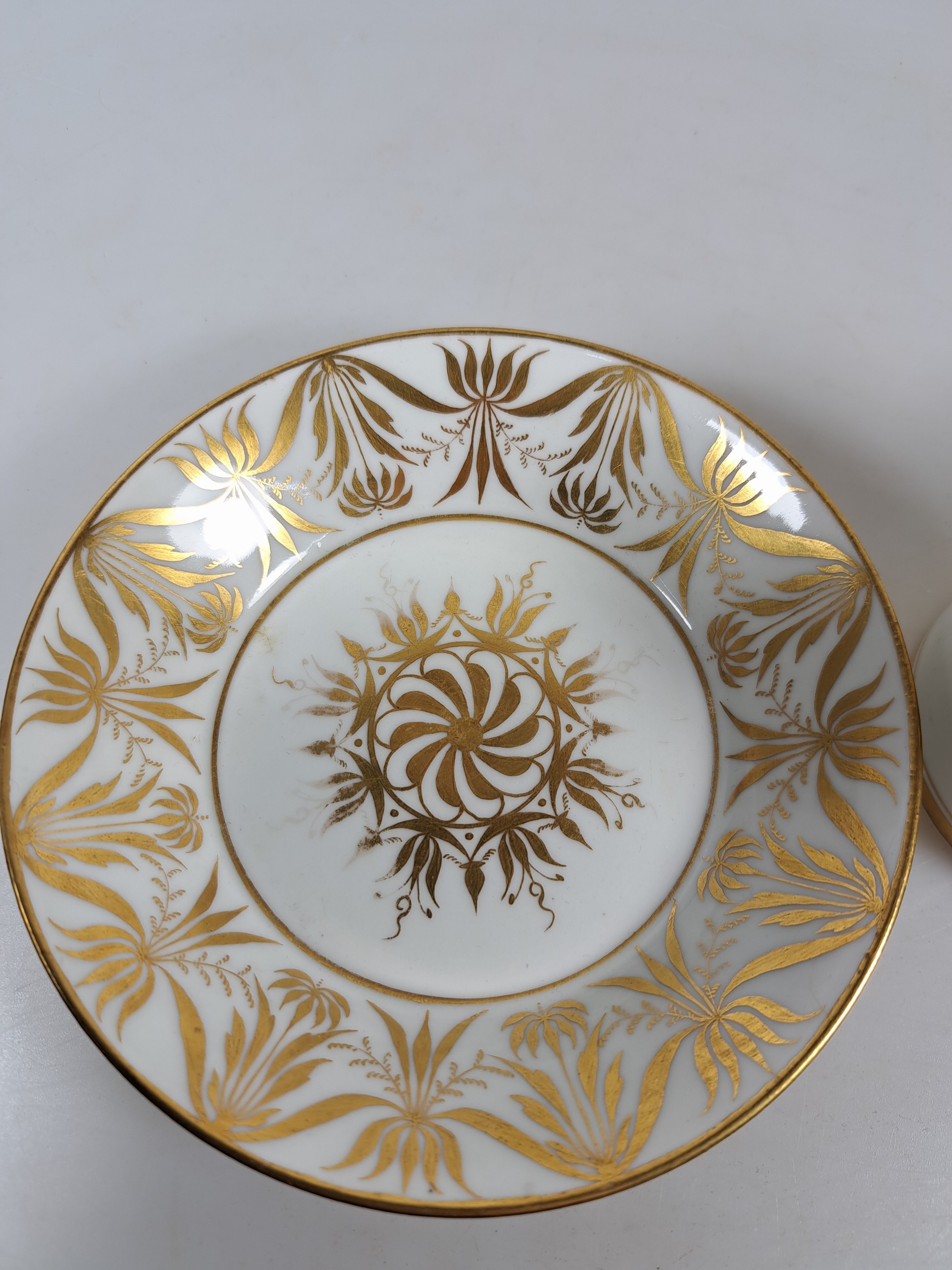 Detail i: Zwei Sammel- bzw. Freundschaftstassen, Wallendorf, 1787-1833, Porzellan, reiche Goldstaffage, 1x Tasse mit UT, Bildkartuschen mit ...