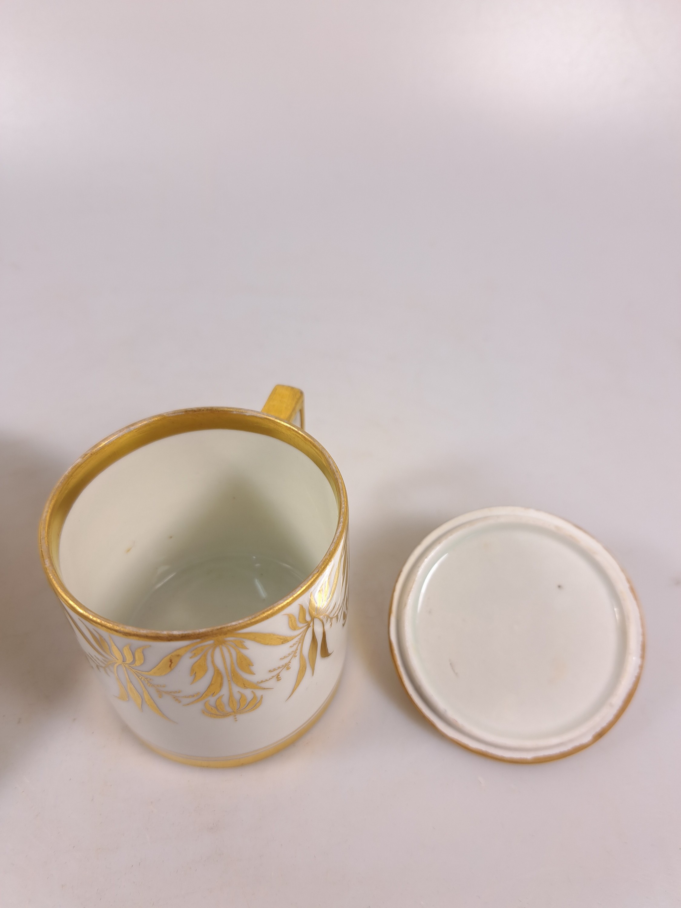 Detail j: Zwei Sammel- bzw. Freundschaftstassen, Wallendorf, 1787-1833, Porzellan, reiche Goldstaffage, 1x Tasse mit UT, Bildkartuschen mit ...