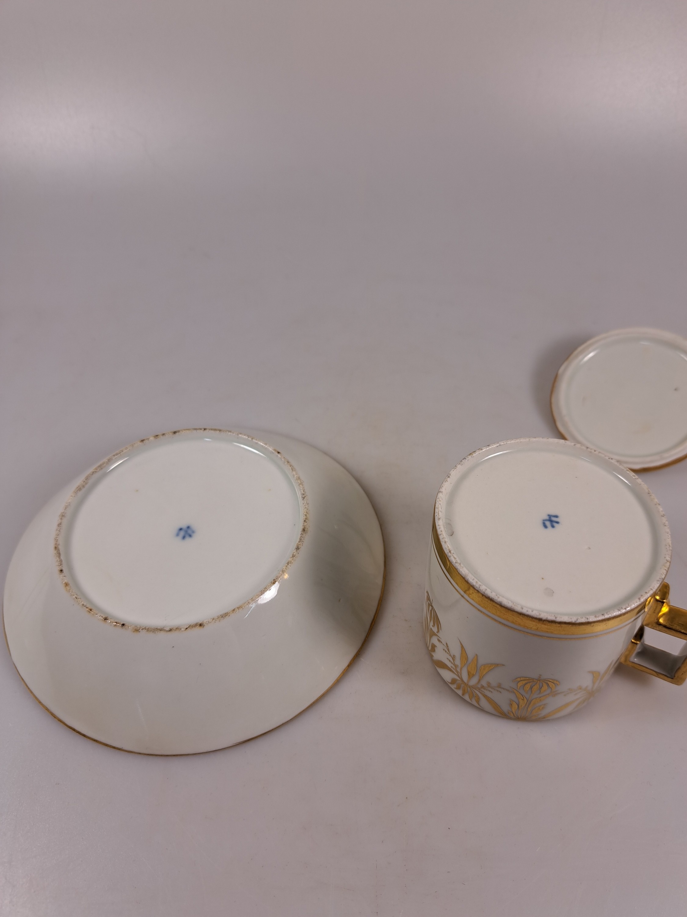 Detail k: Zwei Sammel- bzw. Freundschaftstassen, Wallendorf, 1787-1833, Porzellan, reiche Goldstaffage, 1x Tasse mit UT, Bildkartuschen mit ...