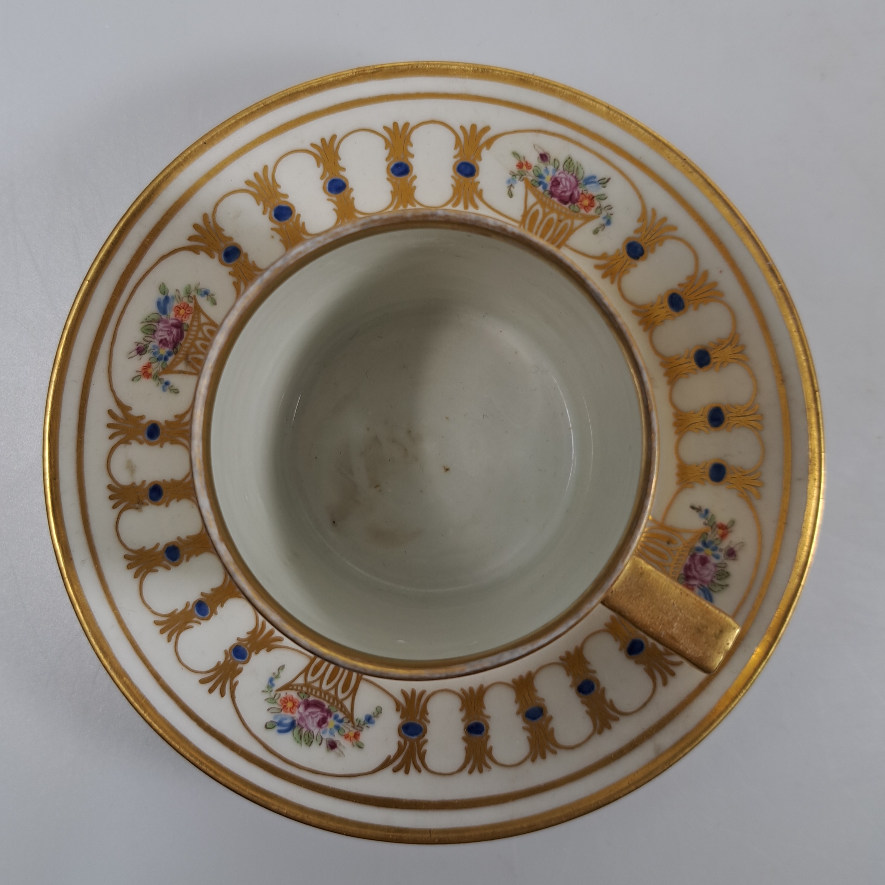 Detail a: Zwei Sammel- bzw. Freundschaftstassen, Wallendorf, 1787-1833, Porzellan, reiche Goldstaffage, 1x Deckeltasse mit UT, Weinlaubdekor und Blütenfries, ...