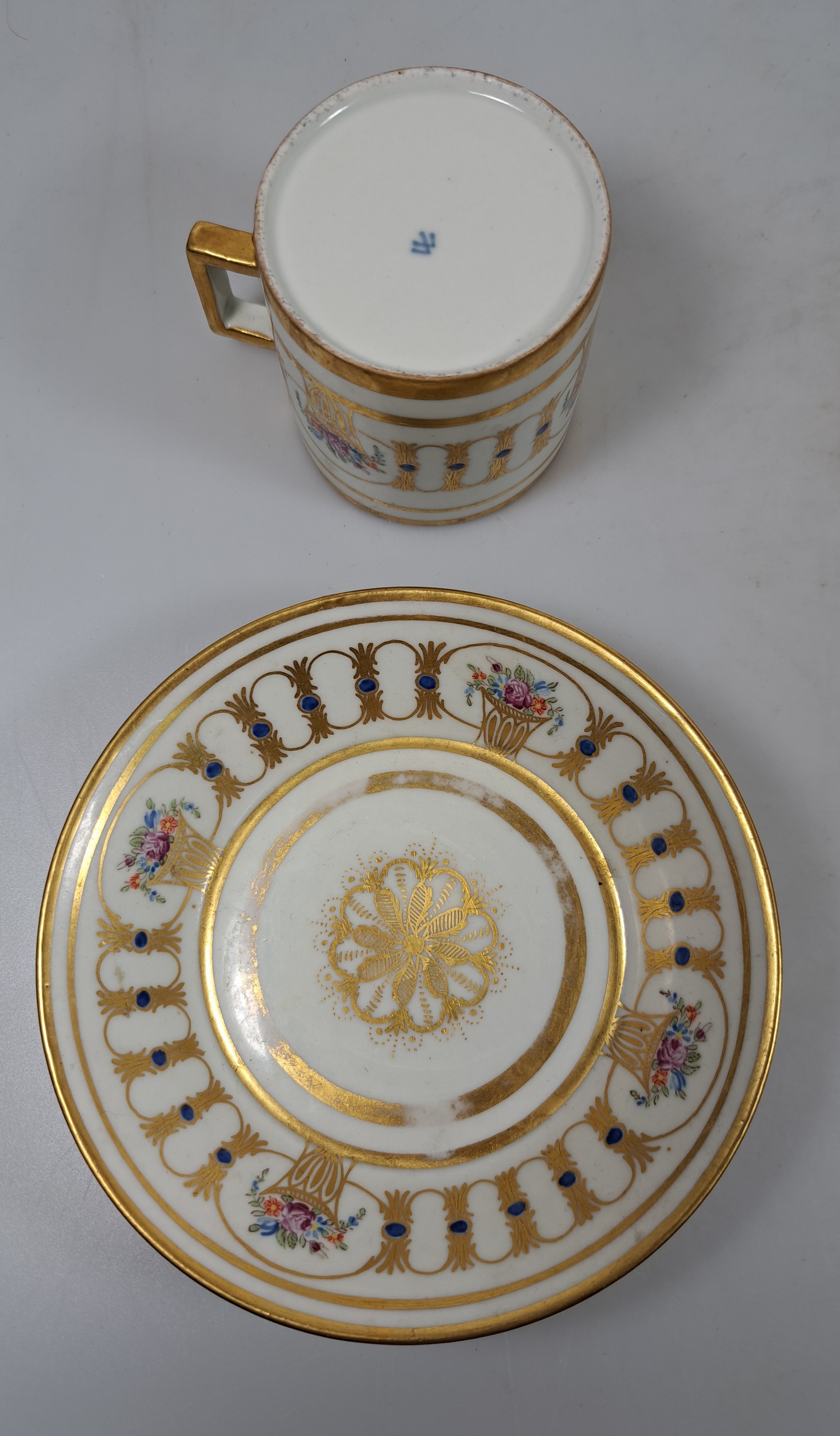 Detail b: Zwei Sammel- bzw. Freundschaftstassen, Wallendorf, 1787-1833, Porzellan, reiche Goldstaffage, 1x Deckeltasse mit UT, Weinlaubdekor und Blütenfries, ...