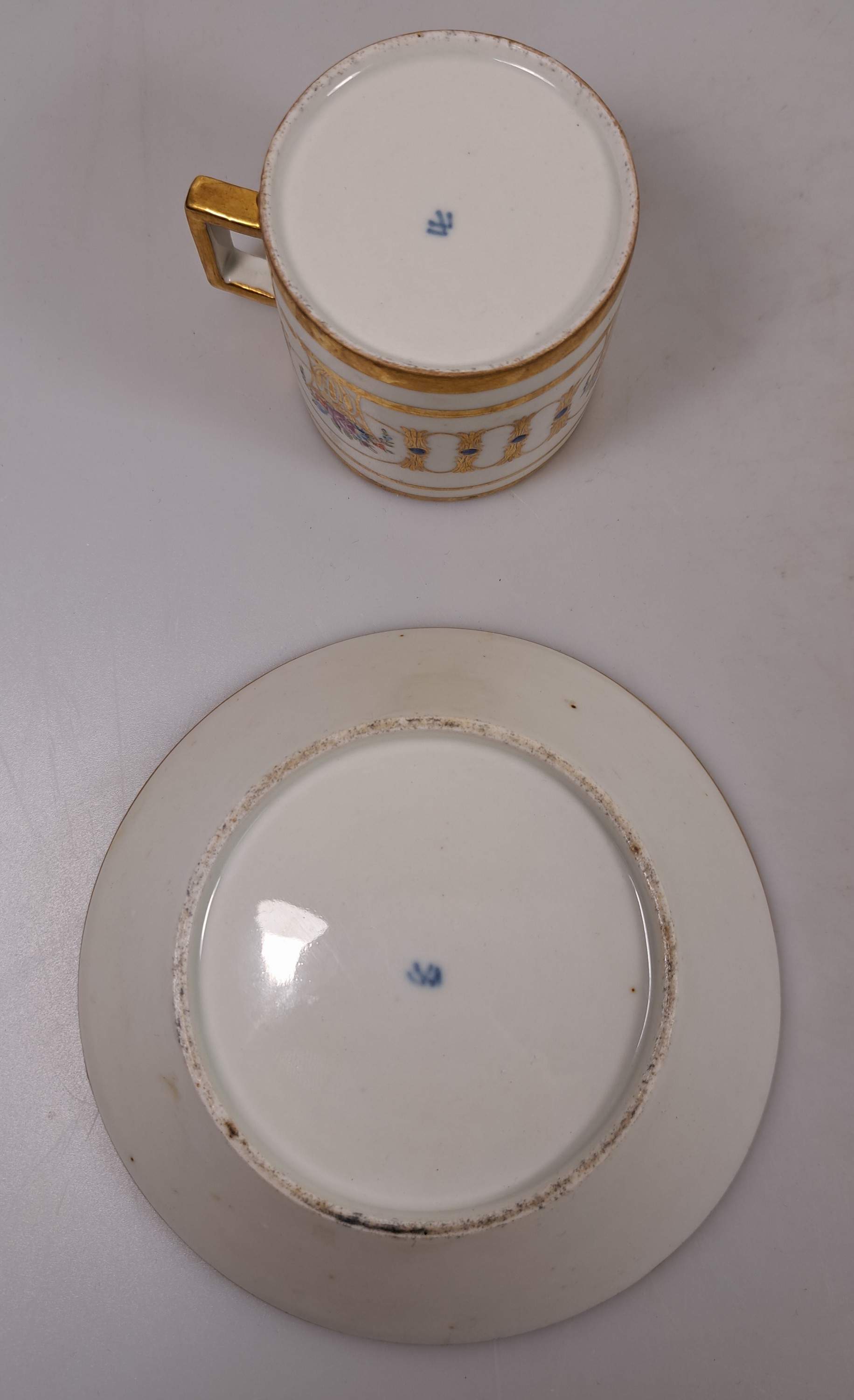 Detail c: Zwei Sammel- bzw. Freundschaftstassen, Wallendorf, 1787-1833, Porzellan, reiche Goldstaffage, 1x Deckeltasse mit UT, Weinlaubdekor und Blütenfries, ...