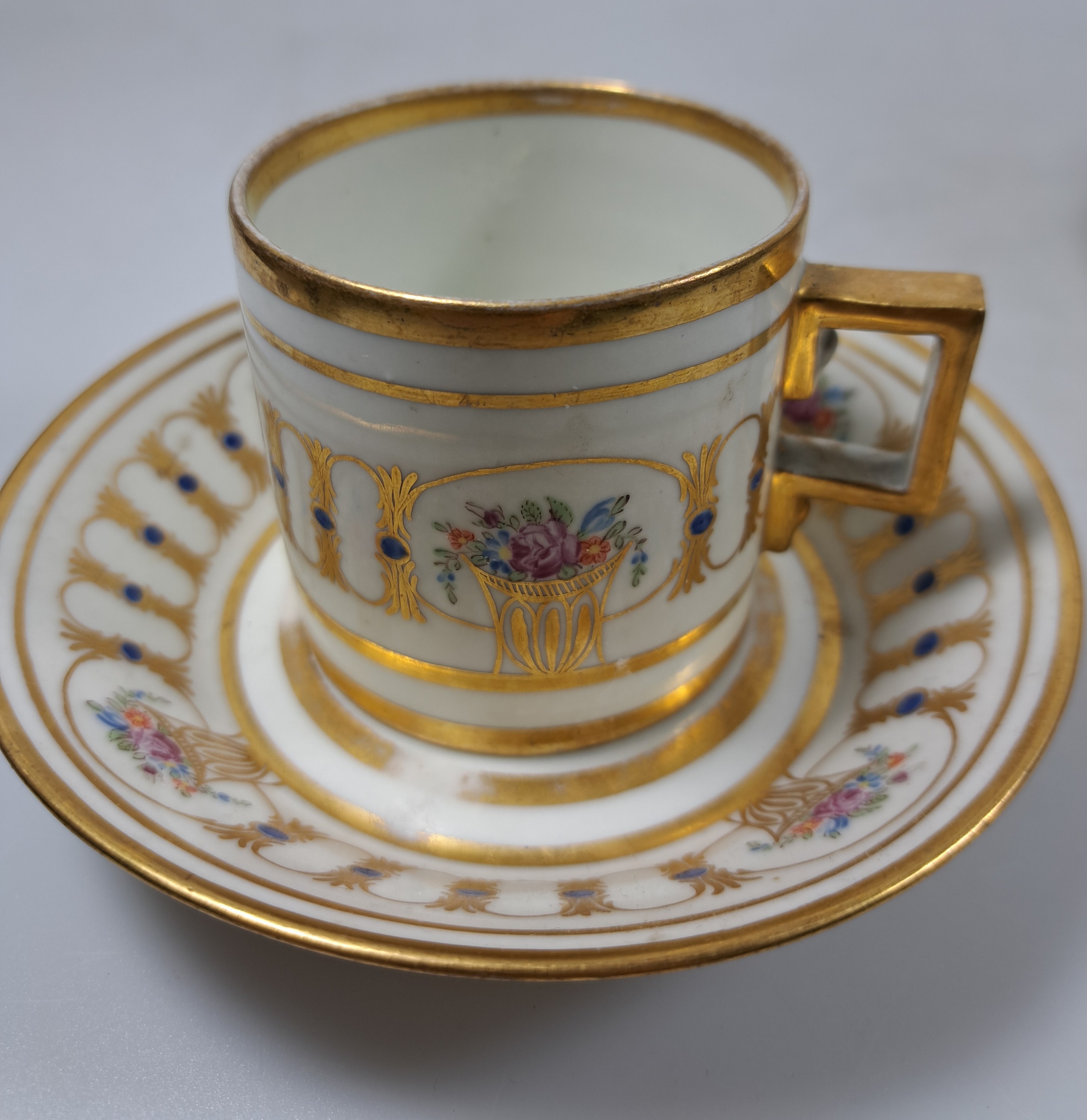 Detail d: Zwei Sammel- bzw. Freundschaftstassen, Wallendorf, 1787-1833, Porzellan, reiche Goldstaffage, 1x Deckeltasse mit UT, Weinlaubdekor und Blütenfries, ...