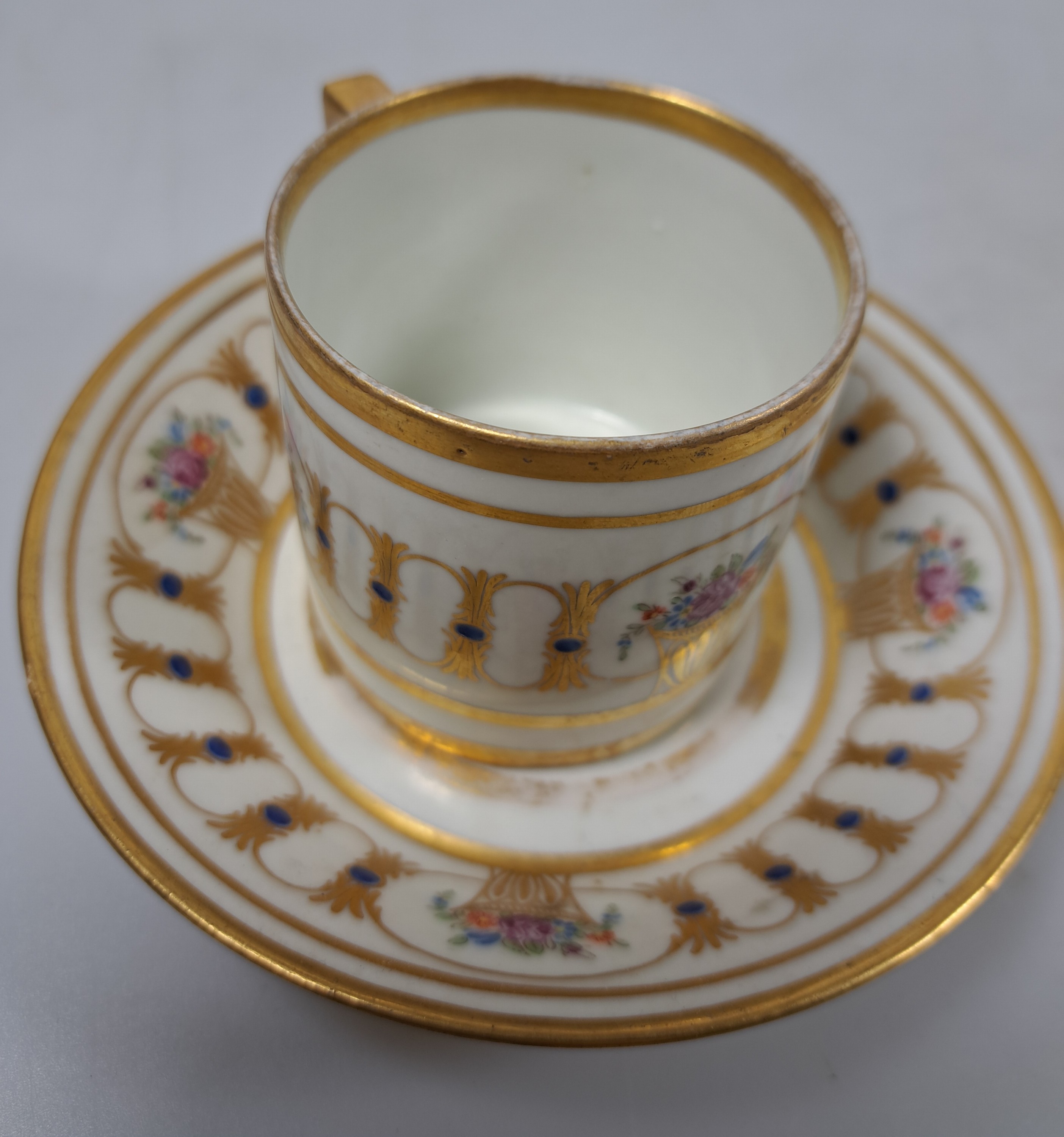 Detail e: Zwei Sammel- bzw. Freundschaftstassen, Wallendorf, 1787-1833, Porzellan, reiche Goldstaffage, 1x Deckeltasse mit UT, Weinlaubdekor und Blütenfries, ...