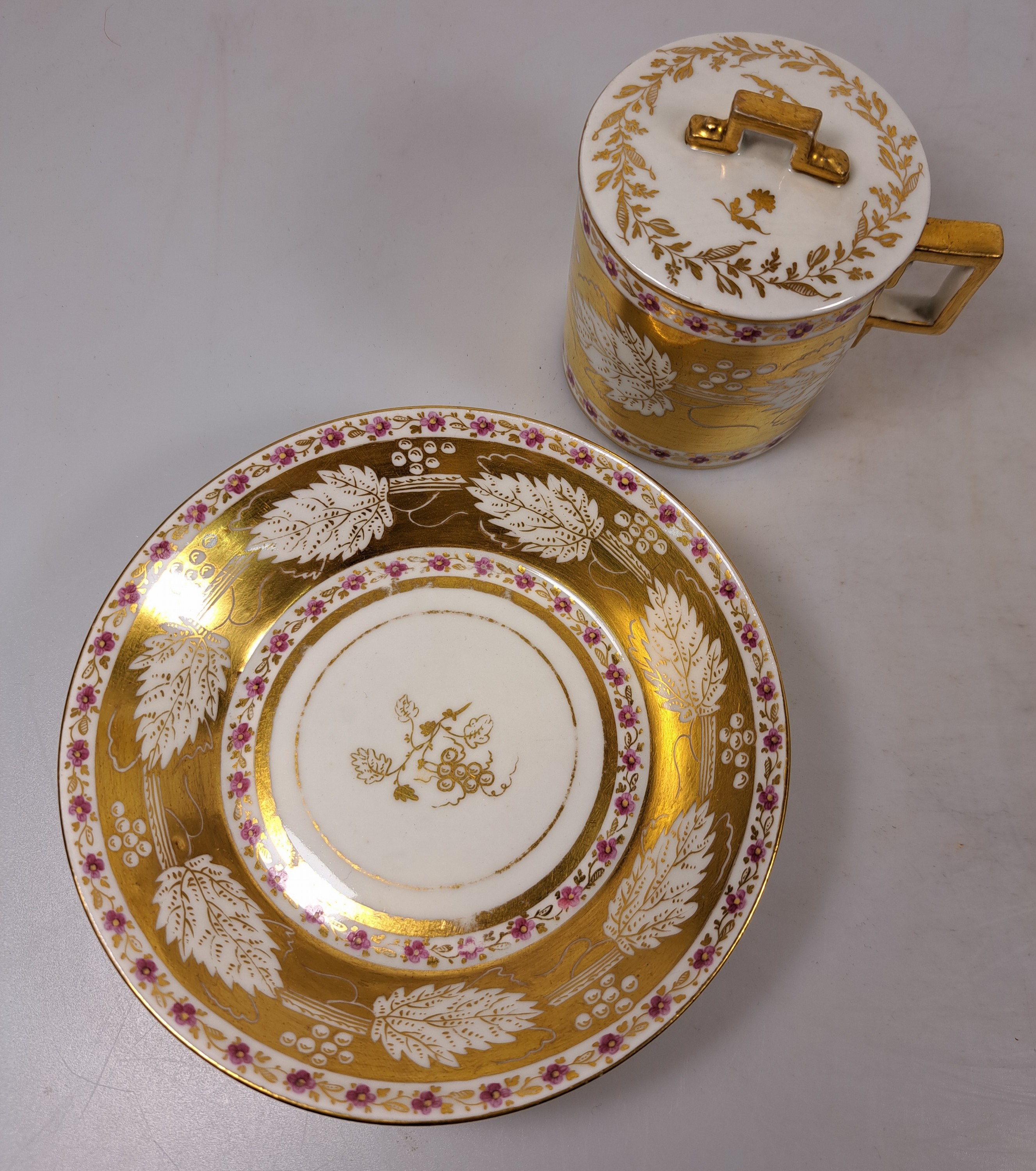 Detail f: Zwei Sammel- bzw. Freundschaftstassen, Wallendorf, 1787-1833, Porzellan, reiche Goldstaffage, 1x Deckeltasse mit UT, Weinlaubdekor und Blütenfries, ...