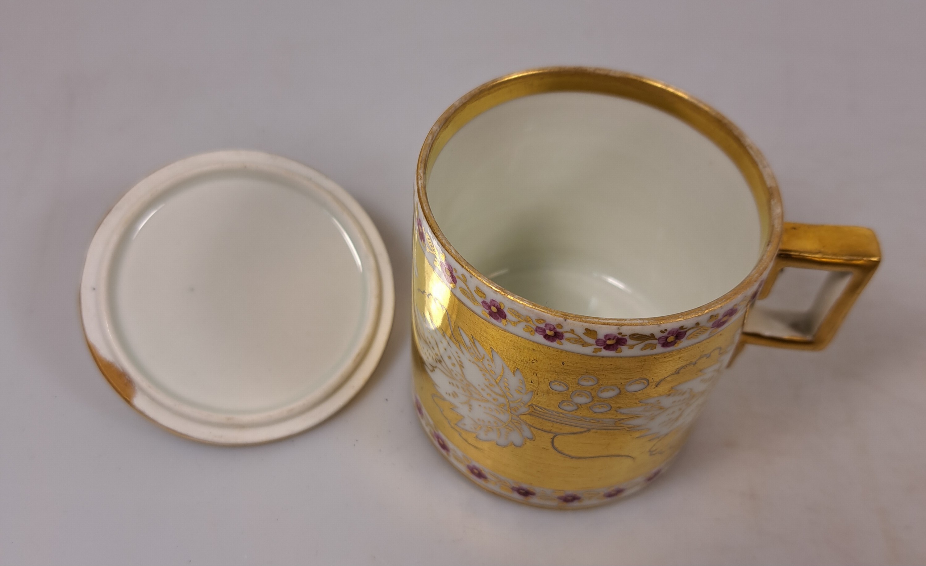Detail g: Zwei Sammel- bzw. Freundschaftstassen, Wallendorf, 1787-1833, Porzellan, reiche Goldstaffage, 1x Deckeltasse mit UT, Weinlaubdekor und Blütenfries, ...