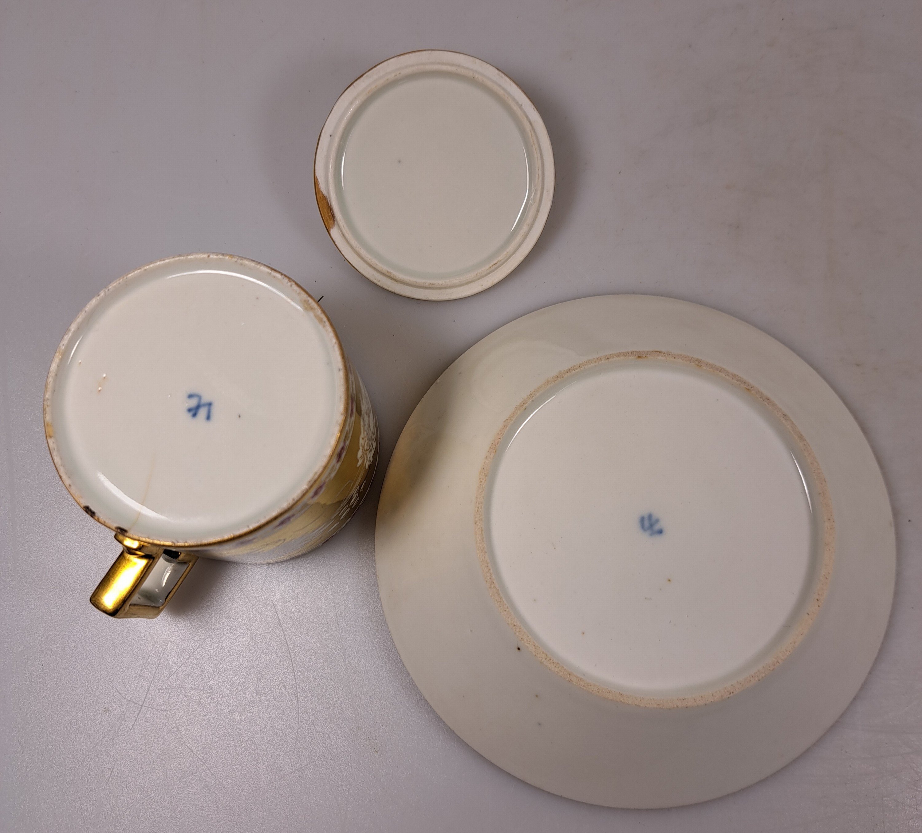 Detail h: Zwei Sammel- bzw. Freundschaftstassen, Wallendorf, 1787-1833, Porzellan, reiche Goldstaffage, 1x Deckeltasse mit UT, Weinlaubdekor und Blütenfries, ...