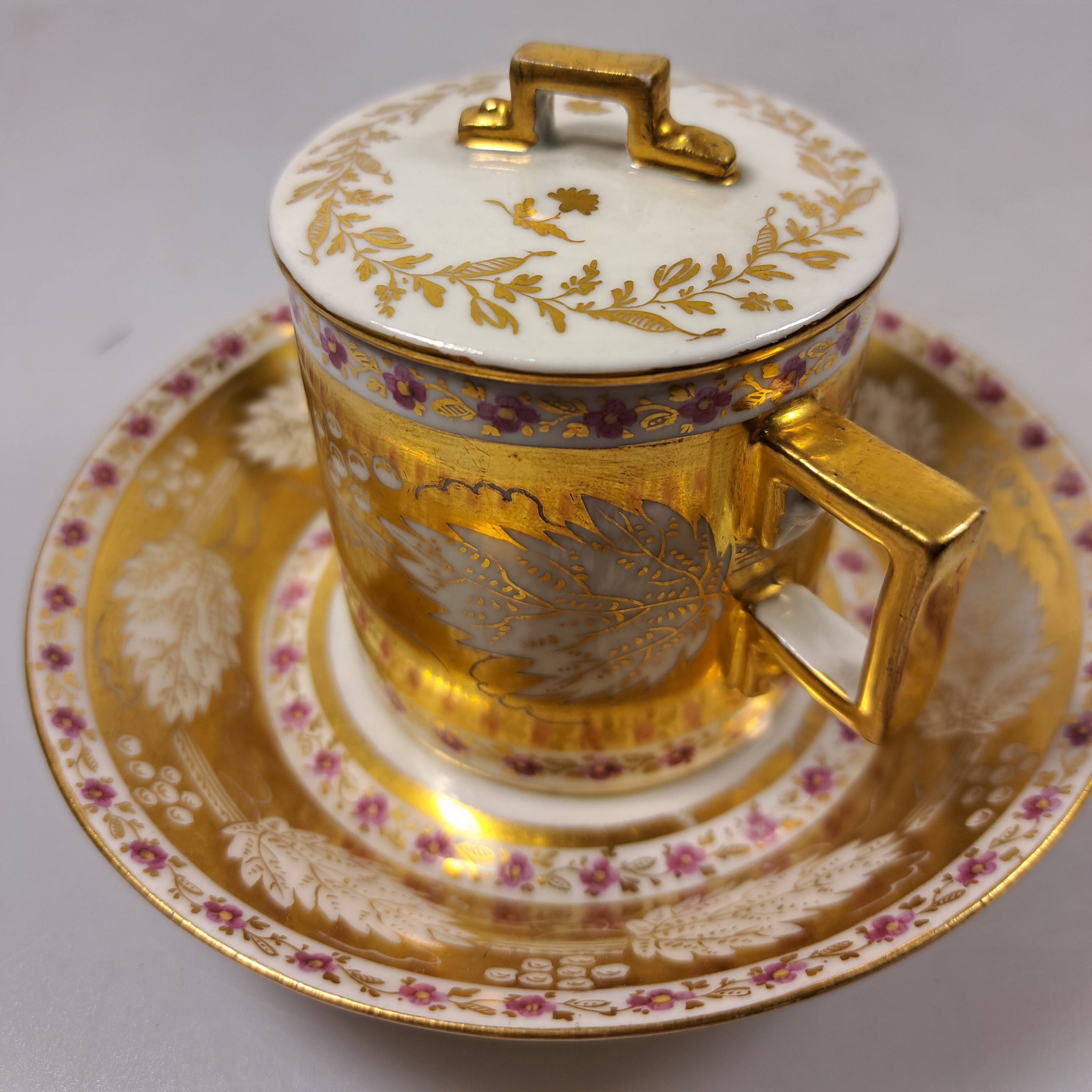 Detail i: Zwei Sammel- bzw. Freundschaftstassen, Wallendorf, 1787-1833, Porzellan, reiche Goldstaffage, 1x Deckeltasse mit UT, Weinlaubdekor und Blütenfries, ...