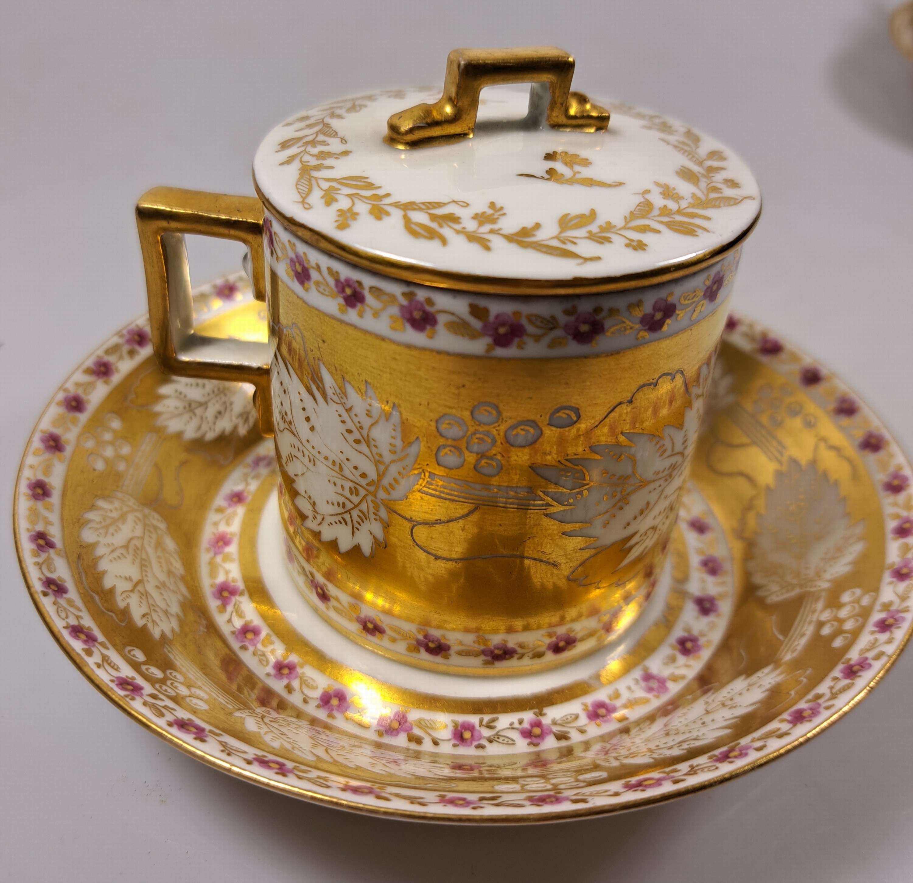 Detail j: Zwei Sammel- bzw. Freundschaftstassen, Wallendorf, 1787-1833, Porzellan, reiche Goldstaffage, 1x Deckeltasse mit UT, Weinlaubdekor und Blütenfries, ...
