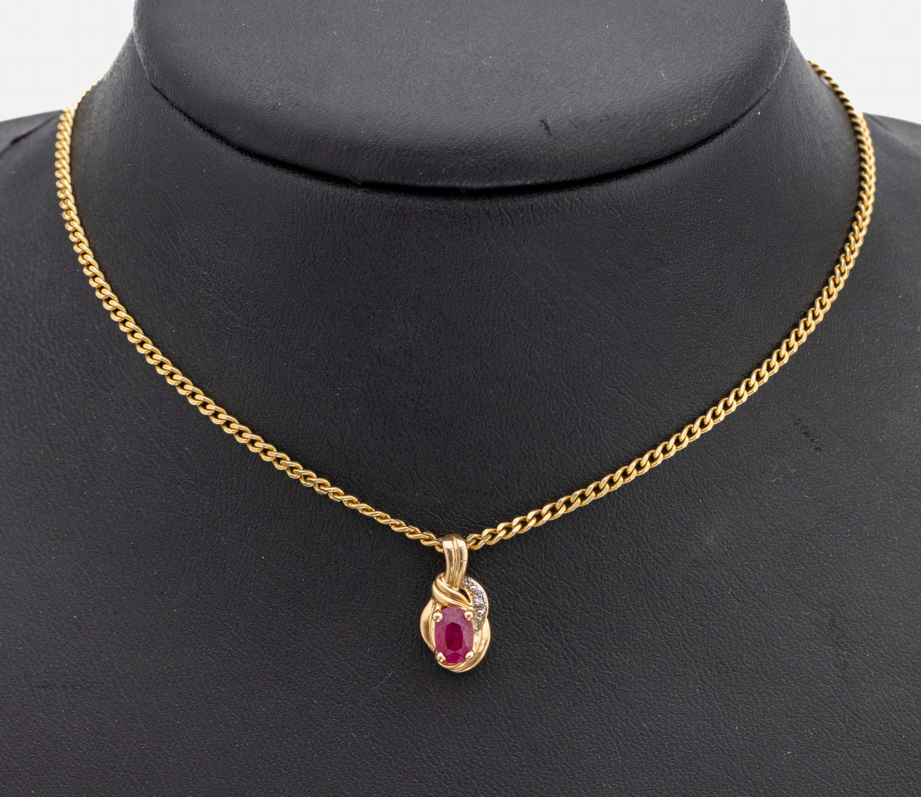 14 kt Gold Rubin-Diamant-Anhänger, GG 585/000, kl. ovalfacett. Rubin, kl. 8/8 -Diamant, an Kette, GG 585/000, L. ca. 50 cm, Federringschließe, ca. ...
