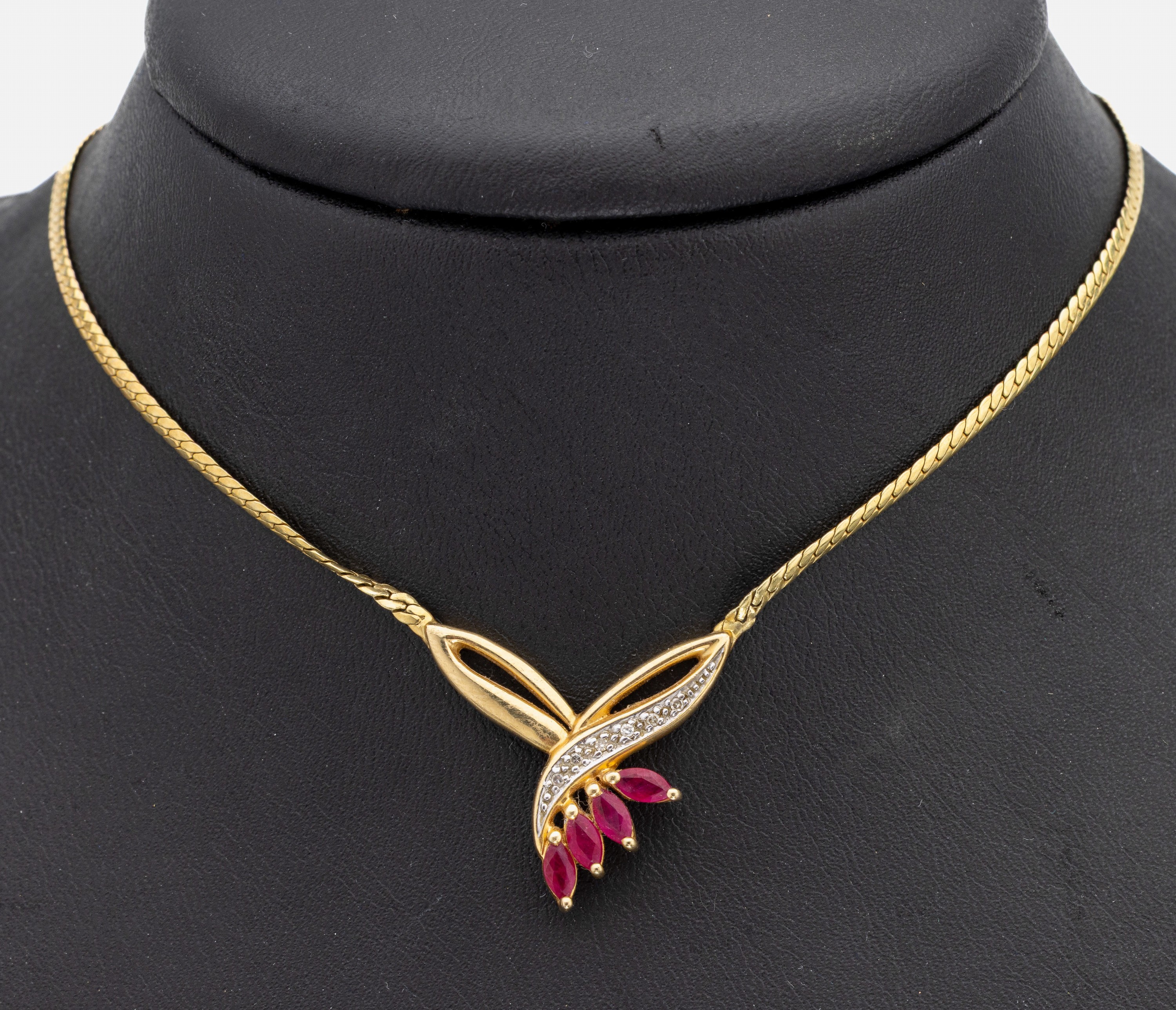 14 kt Gold Rubin-Diamant-Collier, GG/WG 585/000, geschwungenes Mittelteil, 4 Rubin- Navettes zus. ca. 0.40 ct, 6 kl. in WG gefasste 8/8-Diamanten, ...