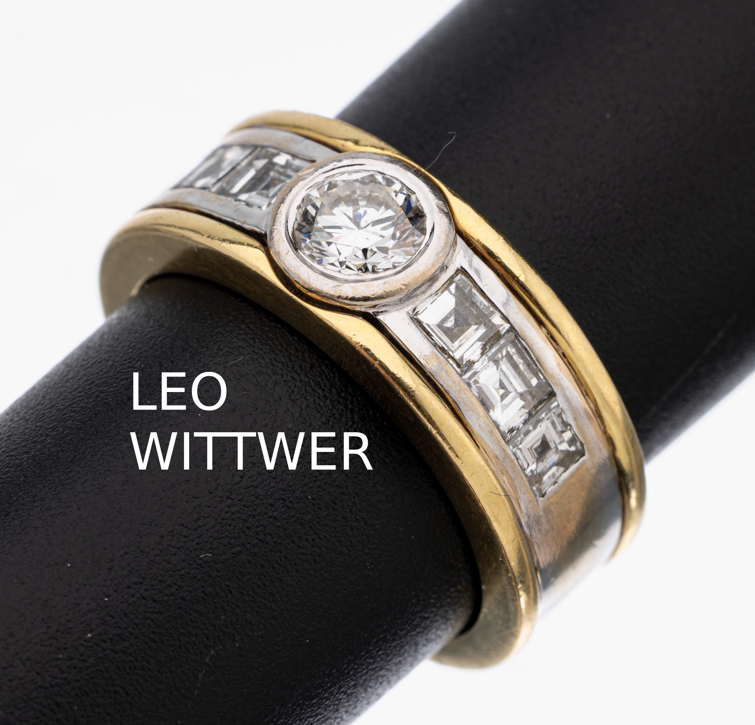 18 kt Gold LEO WITTWER Diamant-Ring, GG/WG 750/000, Mittelschiene in WG, mittig mit einemBrillant ca. 0.46 ct feines Weiß/vvs, 6 Diamantcarrees ...