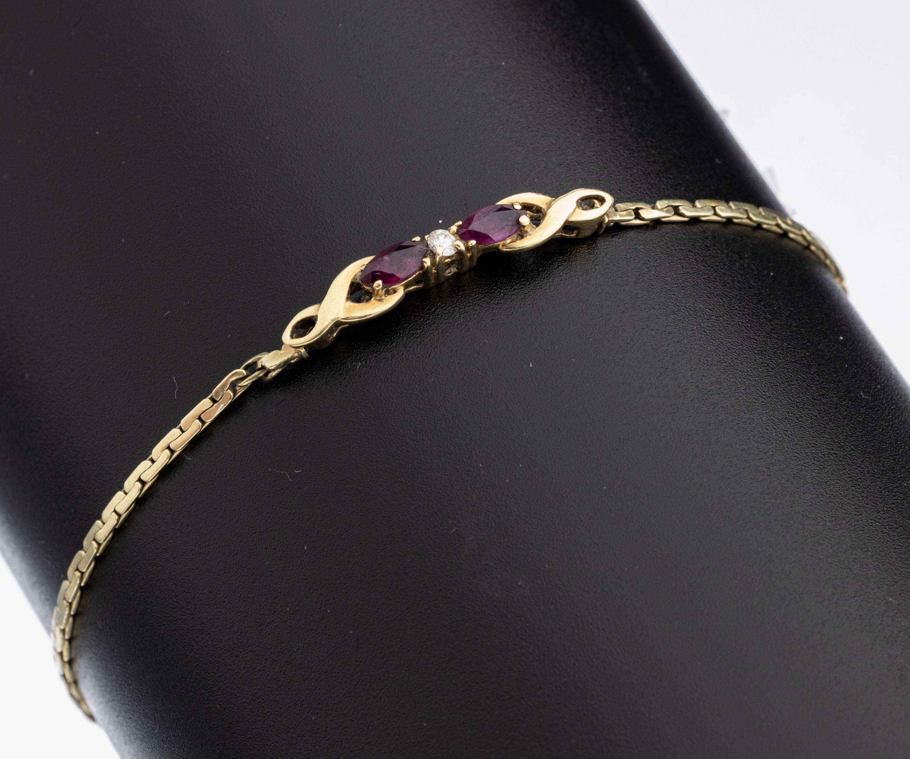14 kt Gold Rubin-Brillant-Armband, GG 585/000 gepr., Mittelteil mit 2 kl. Rubin- Navettes und kl. Brillant, L. ca. 18.5 cm, Kastenschloss mit ...