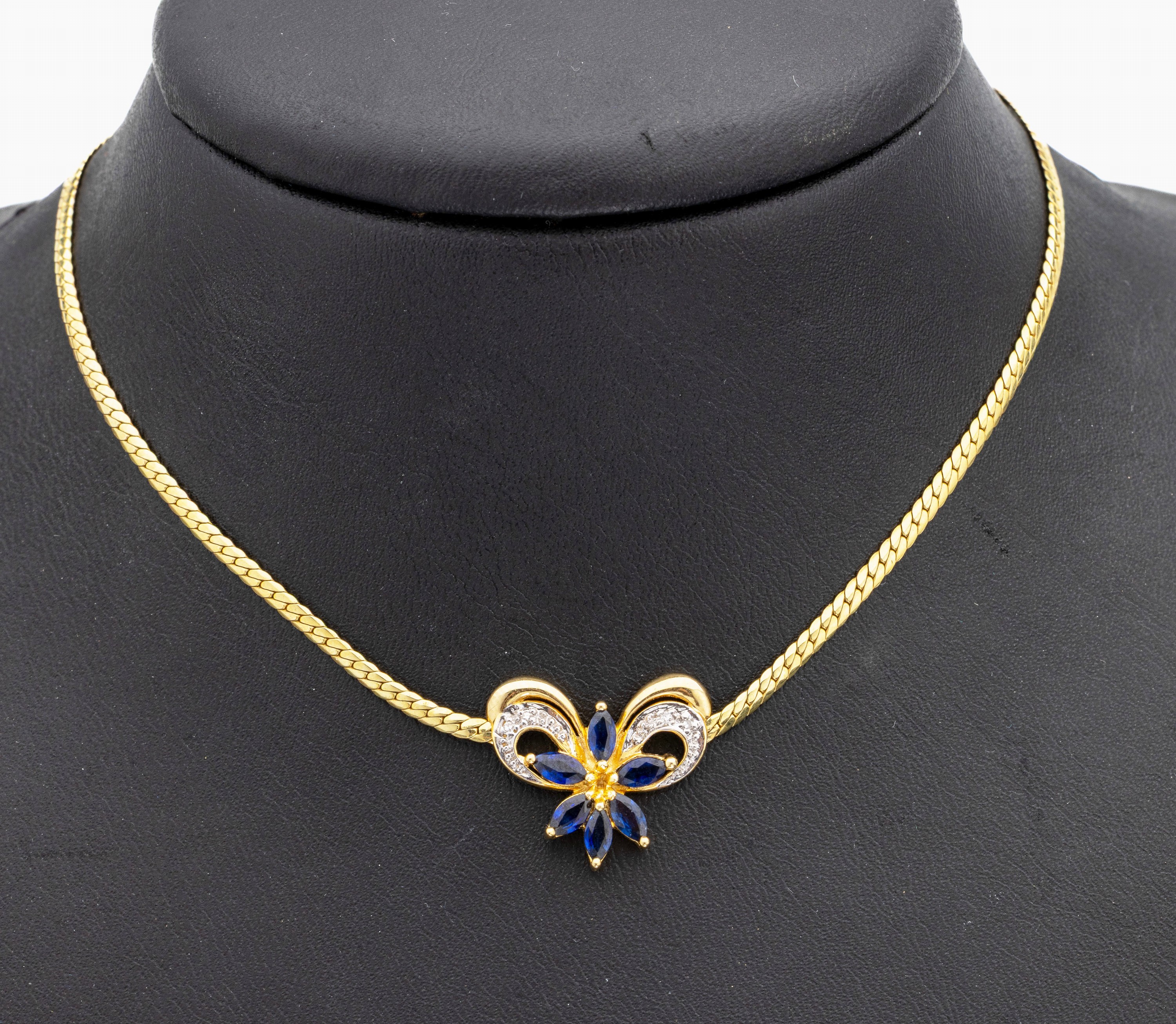 14 kt Gold Saphir-Diamant-Collier, GG/WG 585/000, florales Mittelteil, 6 Saphir- Navettes zus. ca. 0.60 ct, 4 kl. in WG gefasste 8/8-Diamanten, L. ...