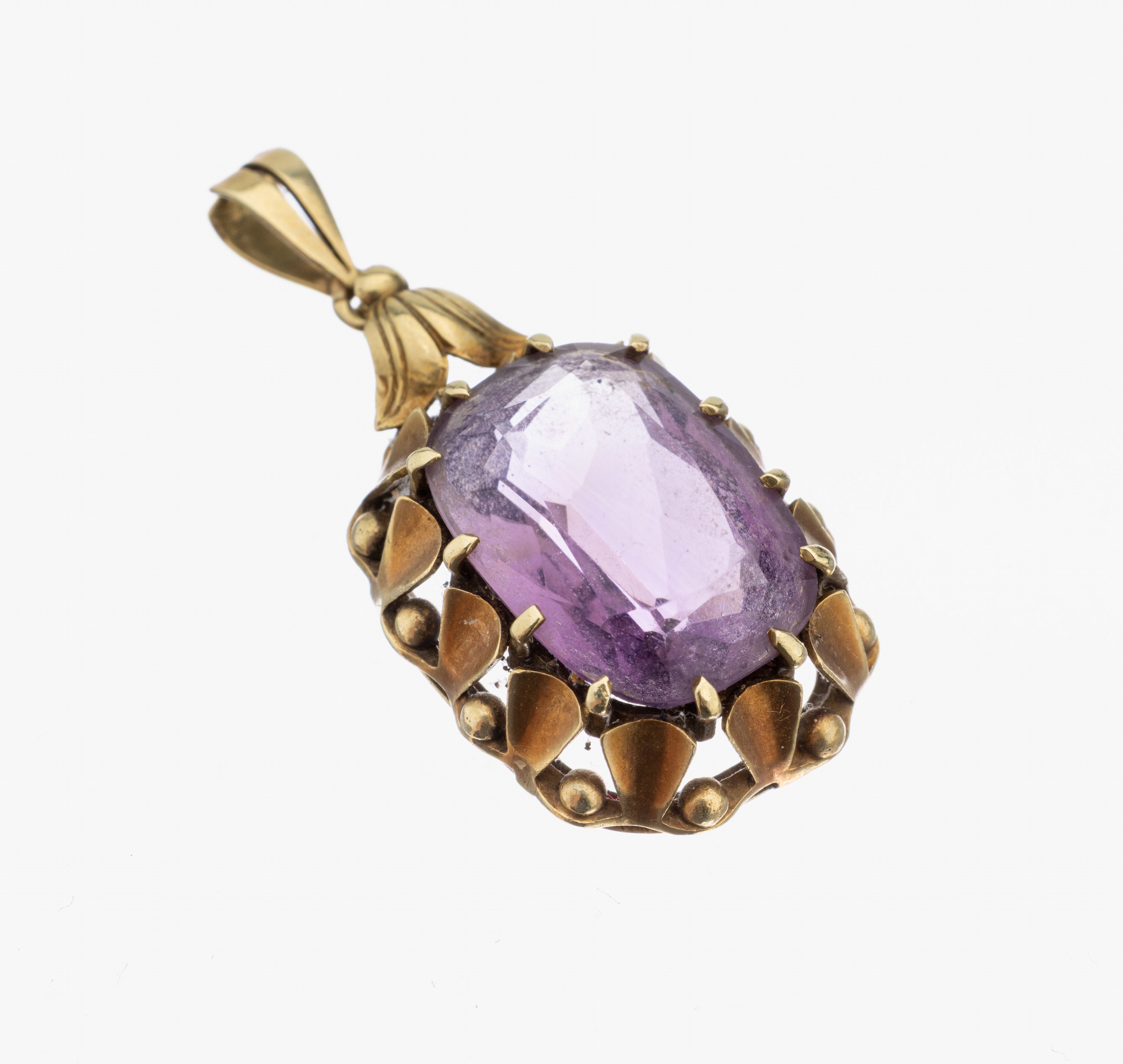 14 kt Gold Amethyst-Anhänger, 1950er Jahre, GG 585/000, mittig facett. Amethyst, Fassung aus konkaven Elementen und kl. Kügelchen, ca. 6.1 g