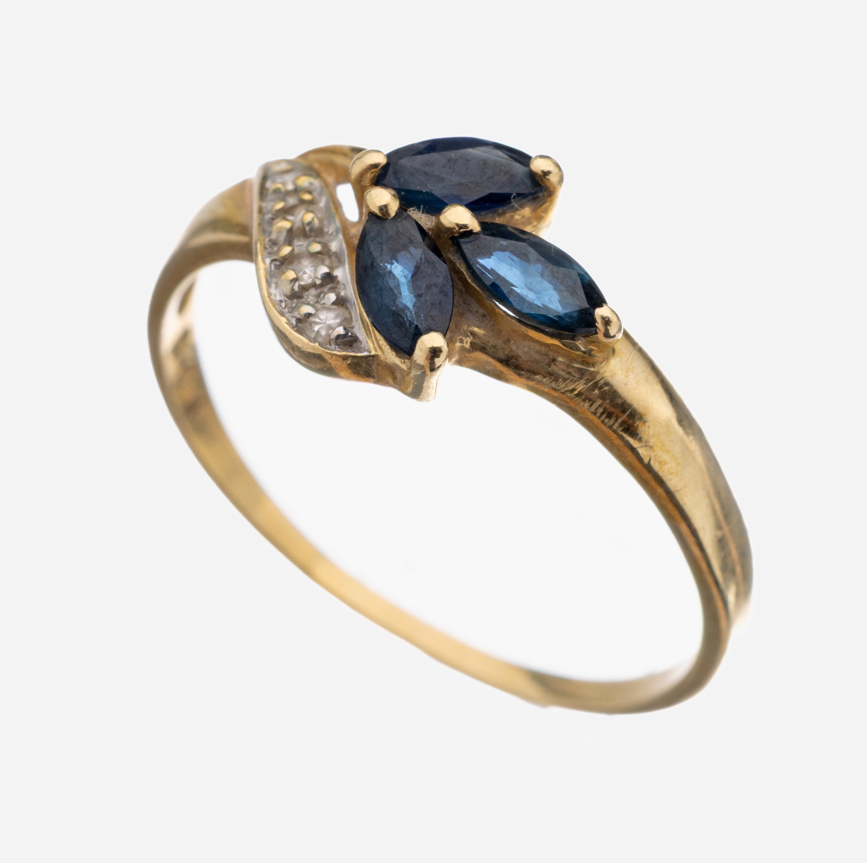 14 kt Gold Saphir-Diamant-Ring, GG 585/000,3 Saphir-Navettes zus. ca. 0.20 ct, 4 8/8- Diamanten zus. ca. 0.04 ct (grav.) Weiß/si, RW56, ca. 1.9 g