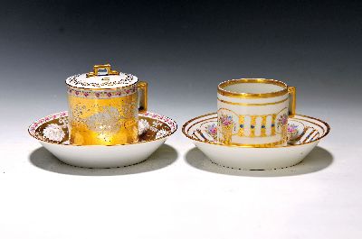 Image Zwei Sammel- bzw. Freundschaftstassen, Wallendorf, 1787-1833, Porzellan, reiche ...