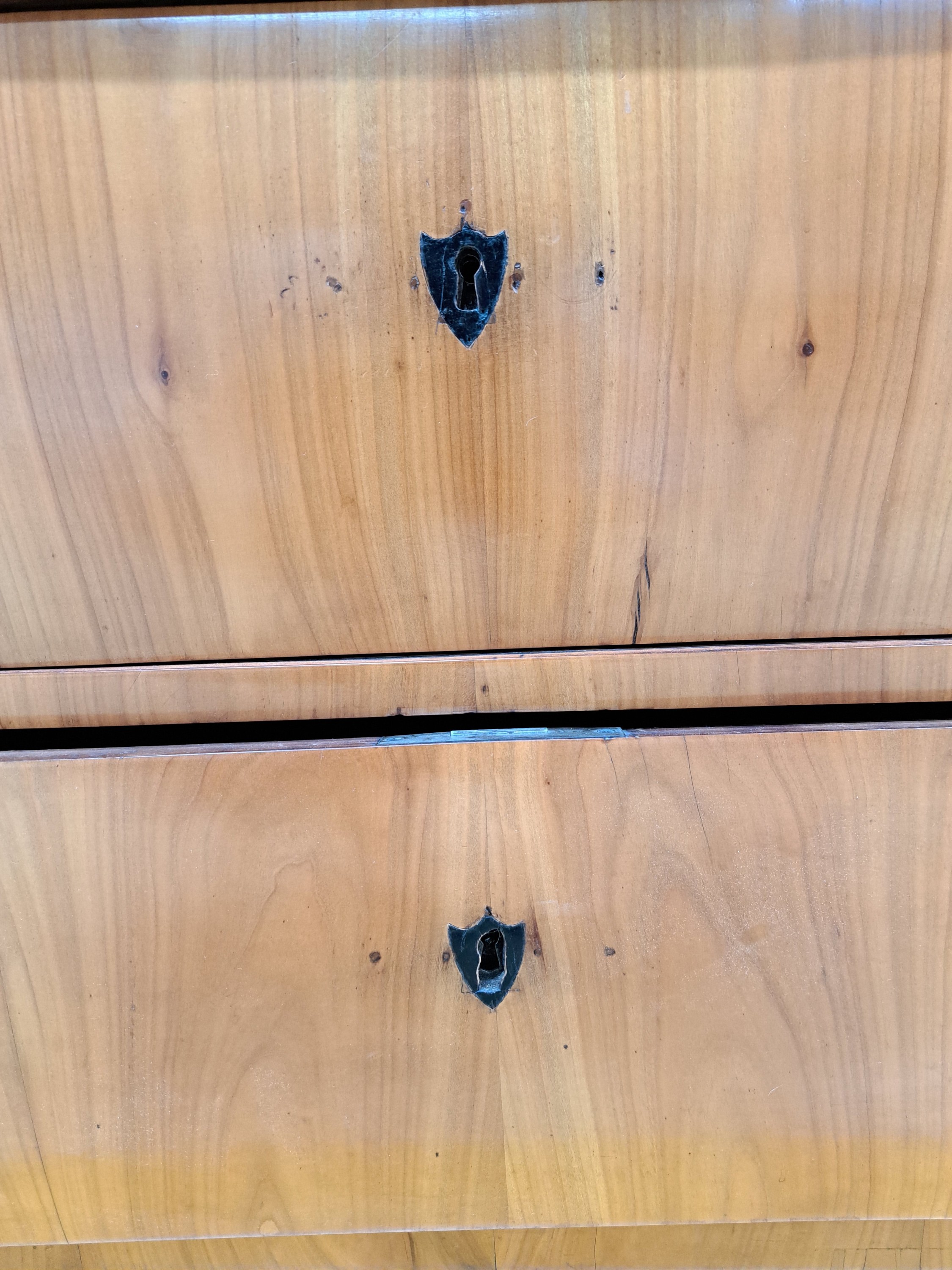 Detail i: Biedermeier Kommode, deutsch, um 1830, Kirschbaumfurnier, 3-schübig, ebonisierte Schlüsselschilder, 1 Schlüssel, EZ 2-3, ca. 75x84x51 cm