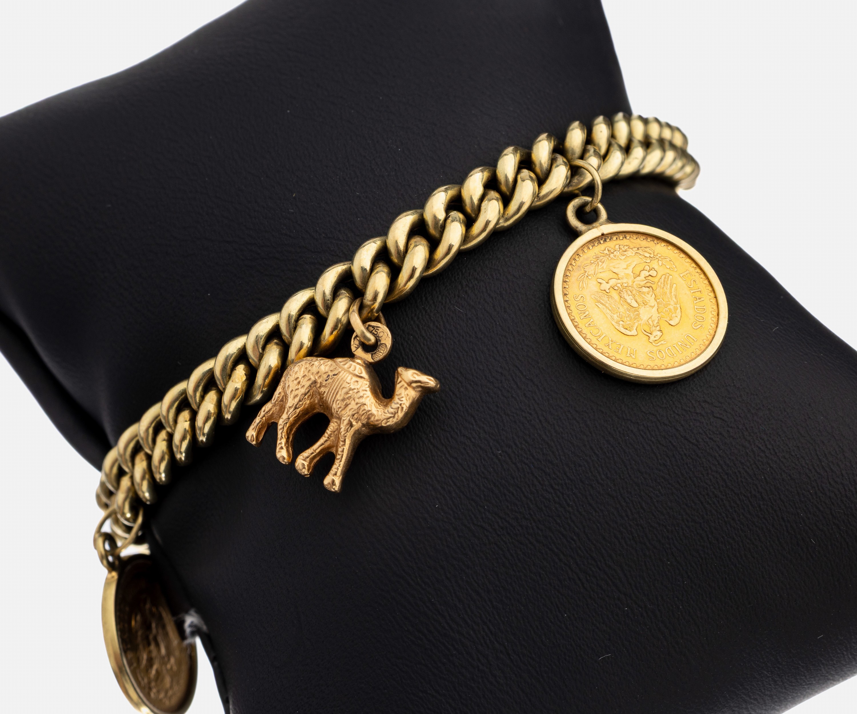 14 kt Gold Armband, GG 585/000, bewegl. Abhängungen, 3 x mit Goldmünze, 2.5 Pesos, Mexiko 1945, 1 Kamel, GG 750/000, und 1 Kreuz,1 Abhängung ...