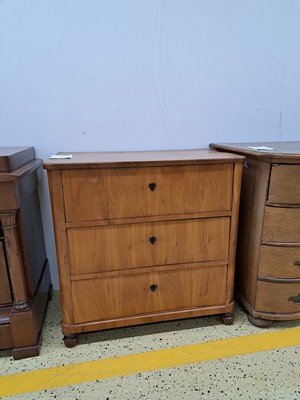 26932631a - Biedermeier Kommode, deutsch, um 1830, Kirschbaumfurnier, 3-schübig, ebonisierte ...