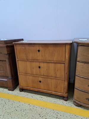 26932631b - Biedermeier Kommode, deutsch, um 1830, Kirschbaumfurnier, 3-schübig, ebonisierte ...