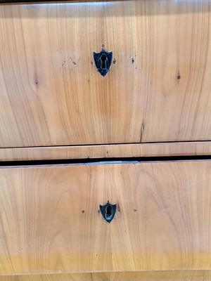 26932631i - Biedermeier Kommode, deutsch, um 1830, Kirschbaumfurnier, 3-schübig, ebonisierte ...
